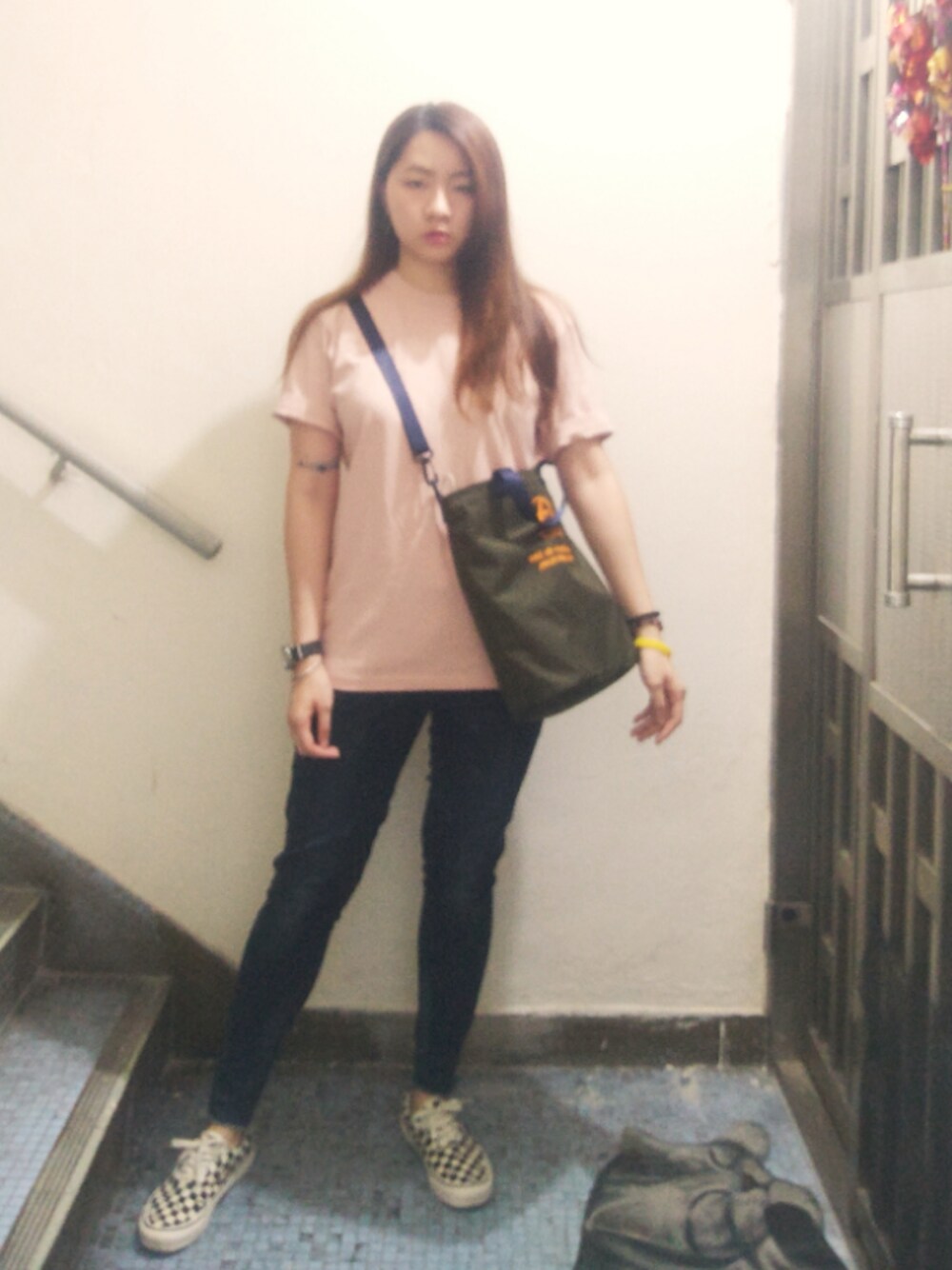 「wiwt、rainyday、cloudy、pinkygirls、boyish、Aug 2019、Friday、working style、hkgirl」｜「UNIQLOのアイテム（Tシャツ/カットソー、ピンク系）」を使った、Yukariveraさん（レディース・166cm）の夏コーディネートの1枚目の写真