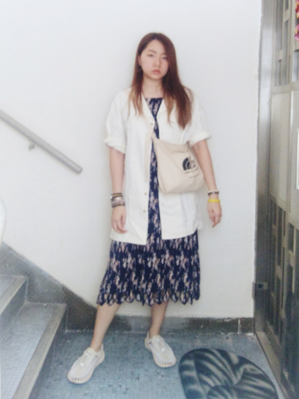 「wiwt、floral、Friday、working style、hkgirl、autumn、秋のコーデ、October 2019」｜「I love fridayのpleated cami dress in floral print（スカート、ブルー系）」を使った、Yukariveraさん（レディース・166cm）の秋コーディネートの1枚目の写真