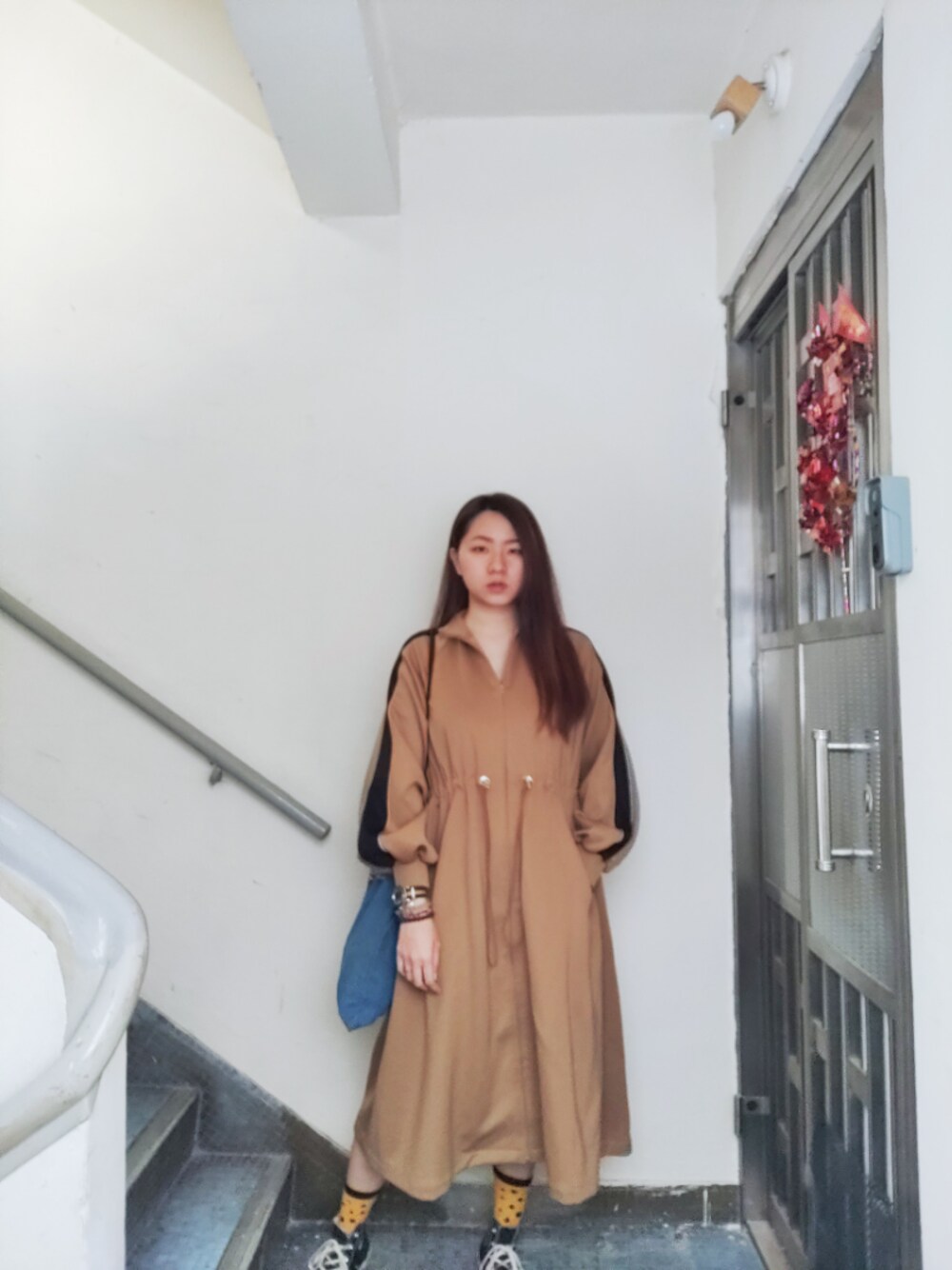 「wiwt、autumn、秋のコーデ、working style、hkgirl、November 2019、beige、ootd」｜「MOUSSYのアイテム（エコバッグ/サブバッグ、ブルー系）」を使った、Yukariveraさん（レディース・166cm）の秋コーディネートの1枚目の写真