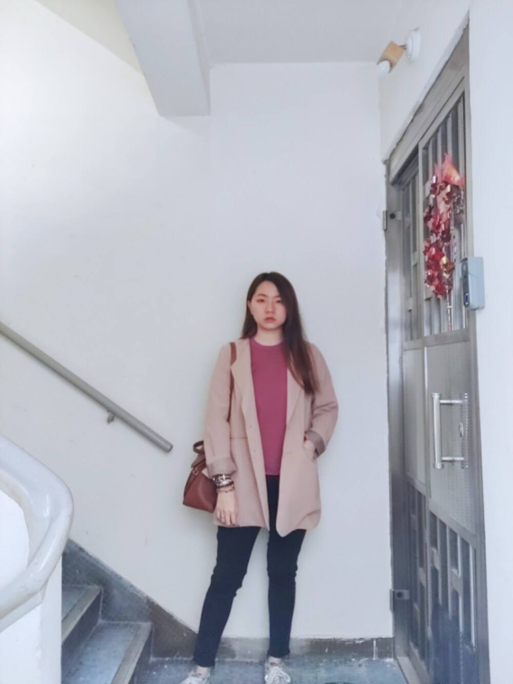 「wiwt、November 2019、working style、hkgirl、autumn、UNIQLO」｜「UNIQLOのアイテム（Tシャツ/カットソー、レッド系）」を使った、Yukariveraさん（レディース・166cm）の秋コーディネートの1枚目の写真