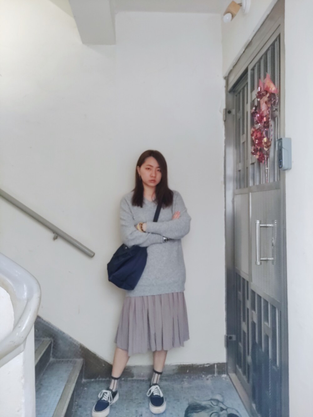 「wiwt、working style、hkgirl、grey、monotone、toneontone、冬コーデ、December 2019、outdoor work」｜「淘寶のアイテム（スカート、グレー系）」を使った、Yukariveraさん（レディース・166cm）の冬コーディネートの1枚目の写真
