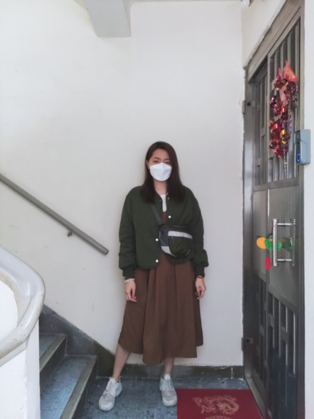 「wiwt、working style、hkgirl、earthtone、feb 2020、春コーデ」｜「KBFのアイテム（ジャンパースカート、ブラウン系）」を使った、Yukariveraさん（レディース・166cm）の冬コーディネートの1枚目の写真