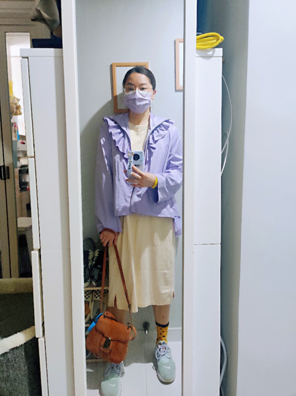 「wiwt、working style、hkgirl、lalic、autumn、秋のコーデ、October 2020、Friday、pastel」｜「UNIQLOのアイテム（ジャンパースカート、ベージュ系）」を使った、Yukariveraさん（レディース・166cm）の秋コーディネートの1枚目の写真