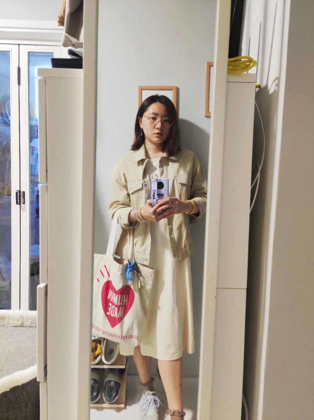 「wiwt、tone on tone、beige、working style、hkgirl、October 2020、秋のコーデ、autumn」｜「UNIQLOのアイテム（ジャンパースカート、ベージュ系）」を使った、Yukariveraさん（レディース・166cm）の秋コーディネートの1枚目の写真