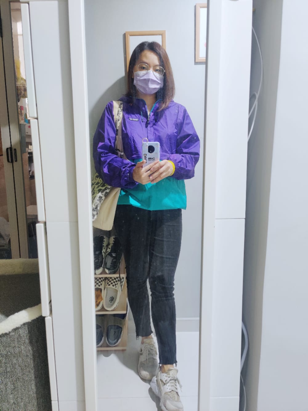 「wiwt、rainy、autumn、working style、hkgirl、October 2020、sporty、秋のコーデ」｜「UNIQLOのアイテム（デニムパンツ、ブラック系）」を使った、Yukariveraさん（レディース・166cm）の秋コーディネートの1枚目の写真