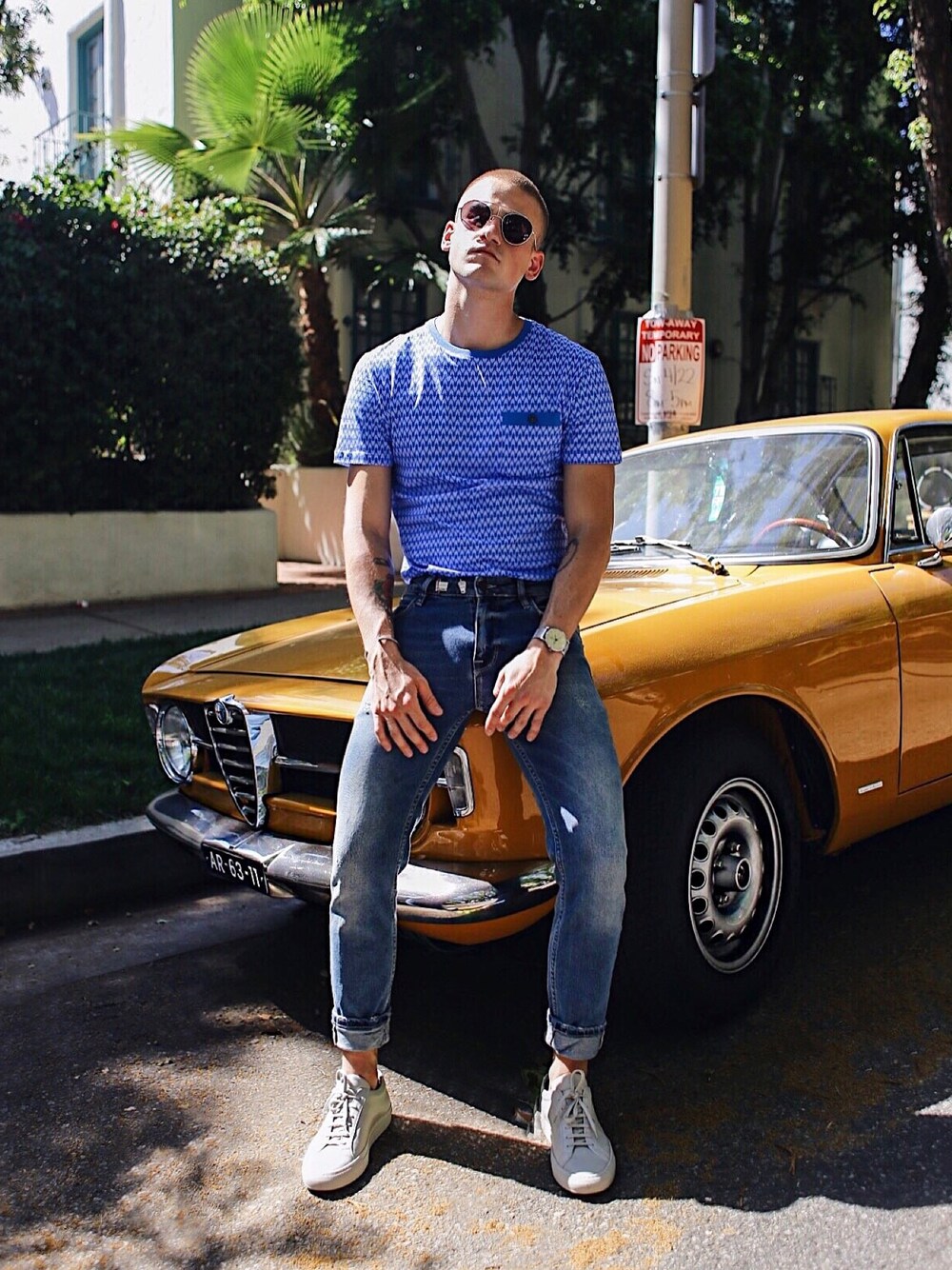 「oldskool、ootd、outfit、summer、denim、casual、menswear、sneakers、streetstyle、everettwilliams」｜「asosのアイテム（デニムパンツ、ブルー系）」を使った、everett Williams さん（メンズ・173cm）の春コーディネートの1枚目の写真
