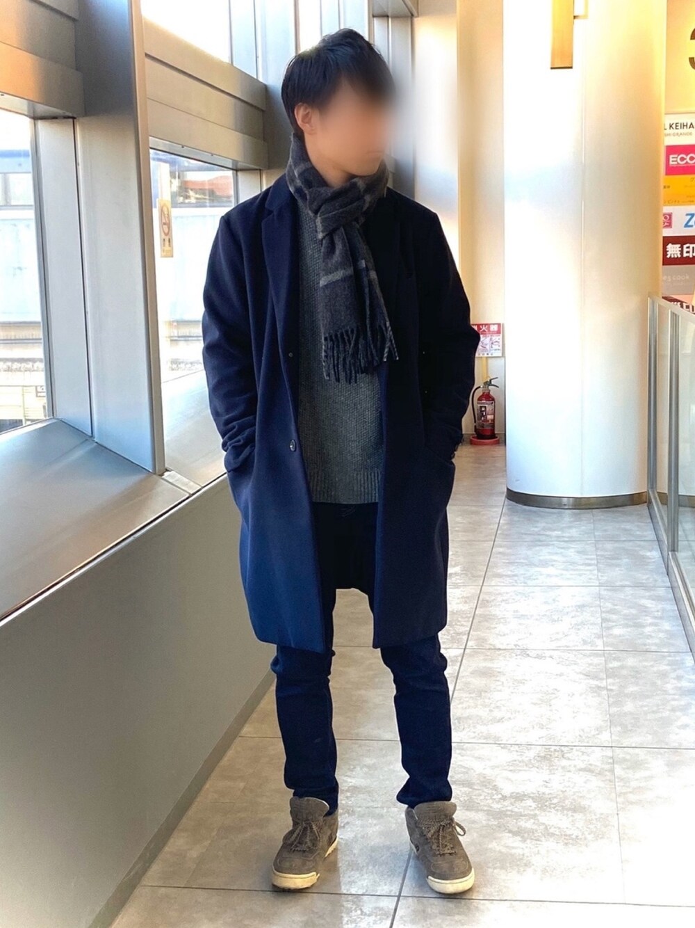 「冬のコーデ、今日のコーデ、オトナカジュアル、シンプルコーデ、おしゃれさんと繋がりたい、大人コーデ、冬、コート、デニムパンツ、ootd」｜「no brandのアイテム（チェスターコート、ブルー系）」を使った、正義さん（メンズ・169cm）の冬コーディネートの1枚目の写真