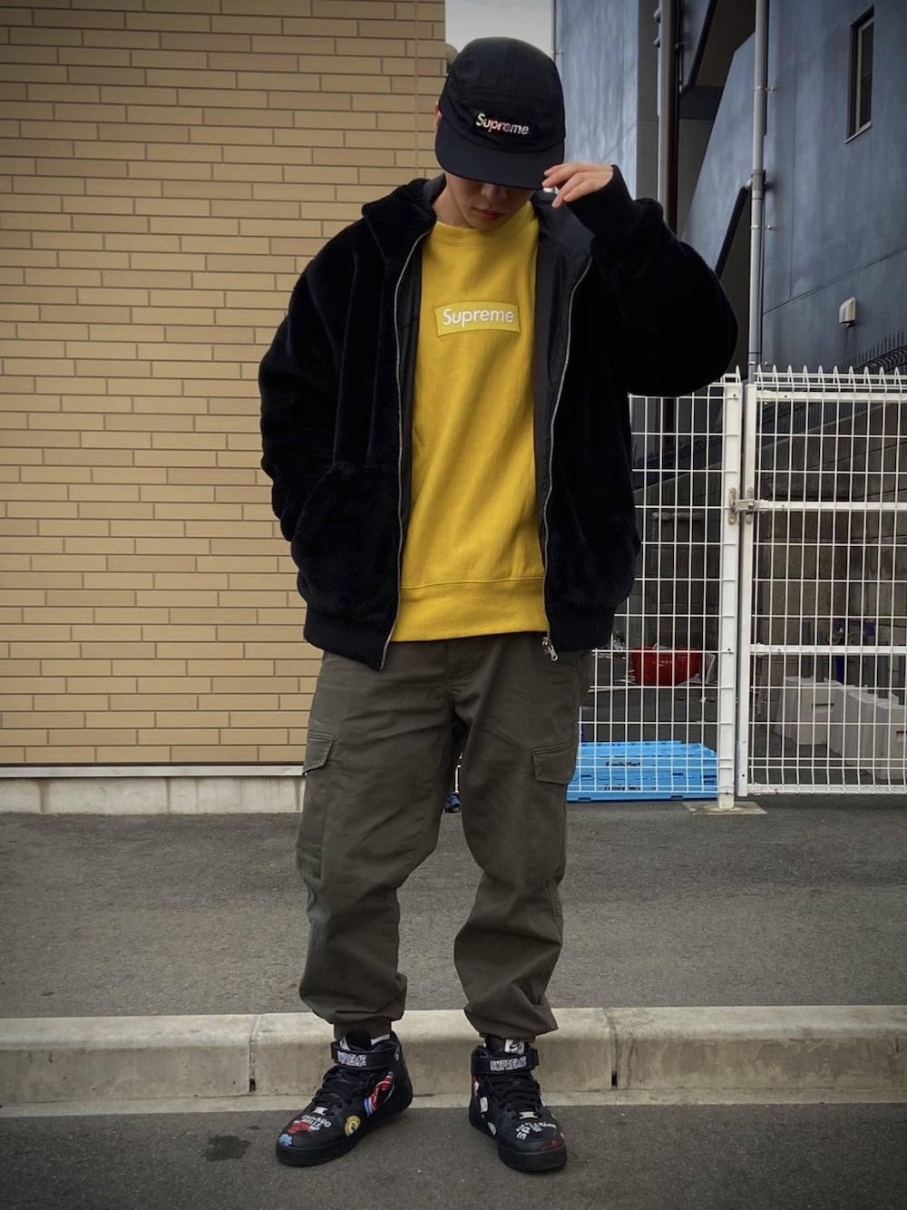 「スニーカーコーデ、おしゃれさんと繋がりたい、UNIQLO、NIKE、ストリート、supreme、休日スタイル、ゆるコーデ、冬コーデ、ブラック」｜「Supreme のアイテム（キャップ、ブラック系）」を使った、正義さん（メンズ・169cm）の冬コーディネートの1枚目の写真