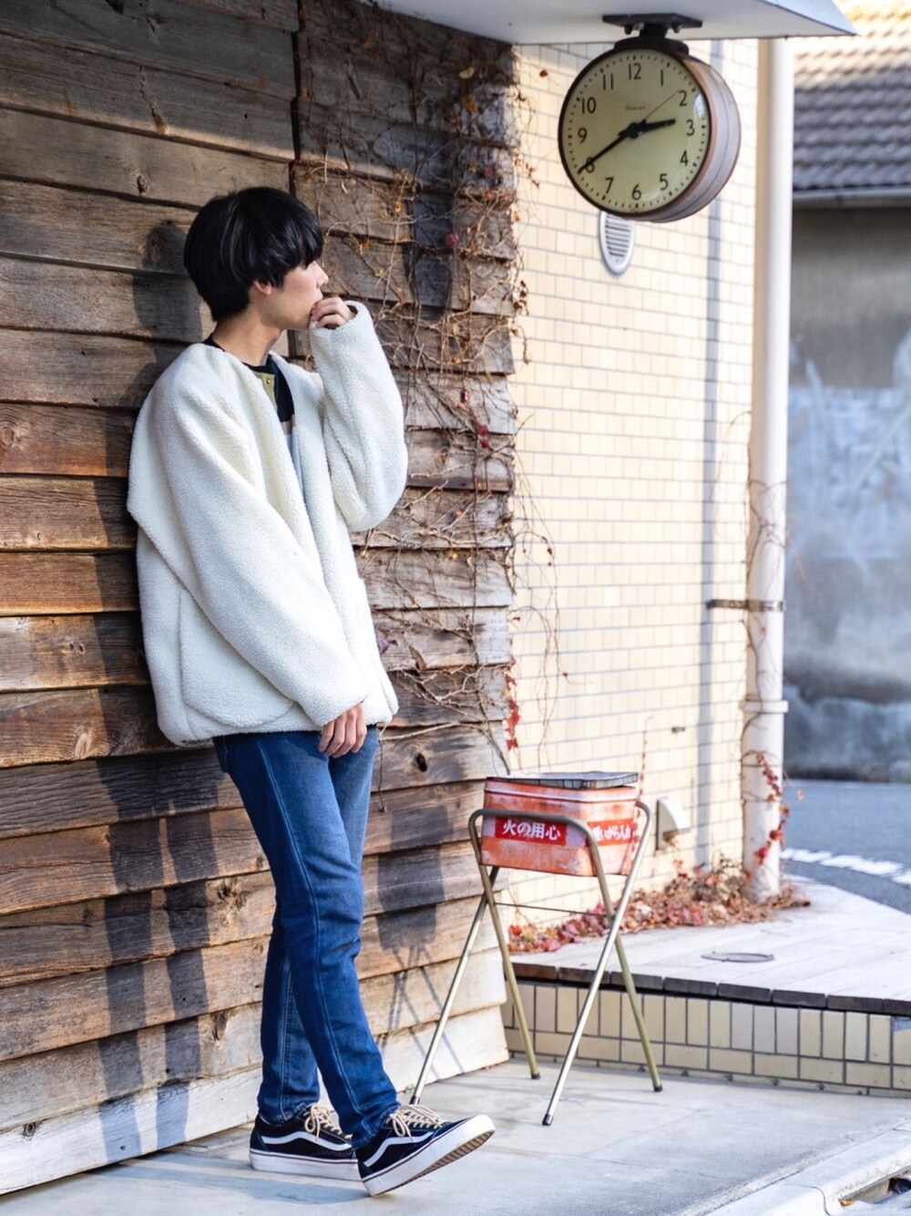 ブルー系のデニムパンツ、ブラック系のスニーカー、ホワイト系のブルゾンを着用したメンズの春コーディネートの1枚目の写真