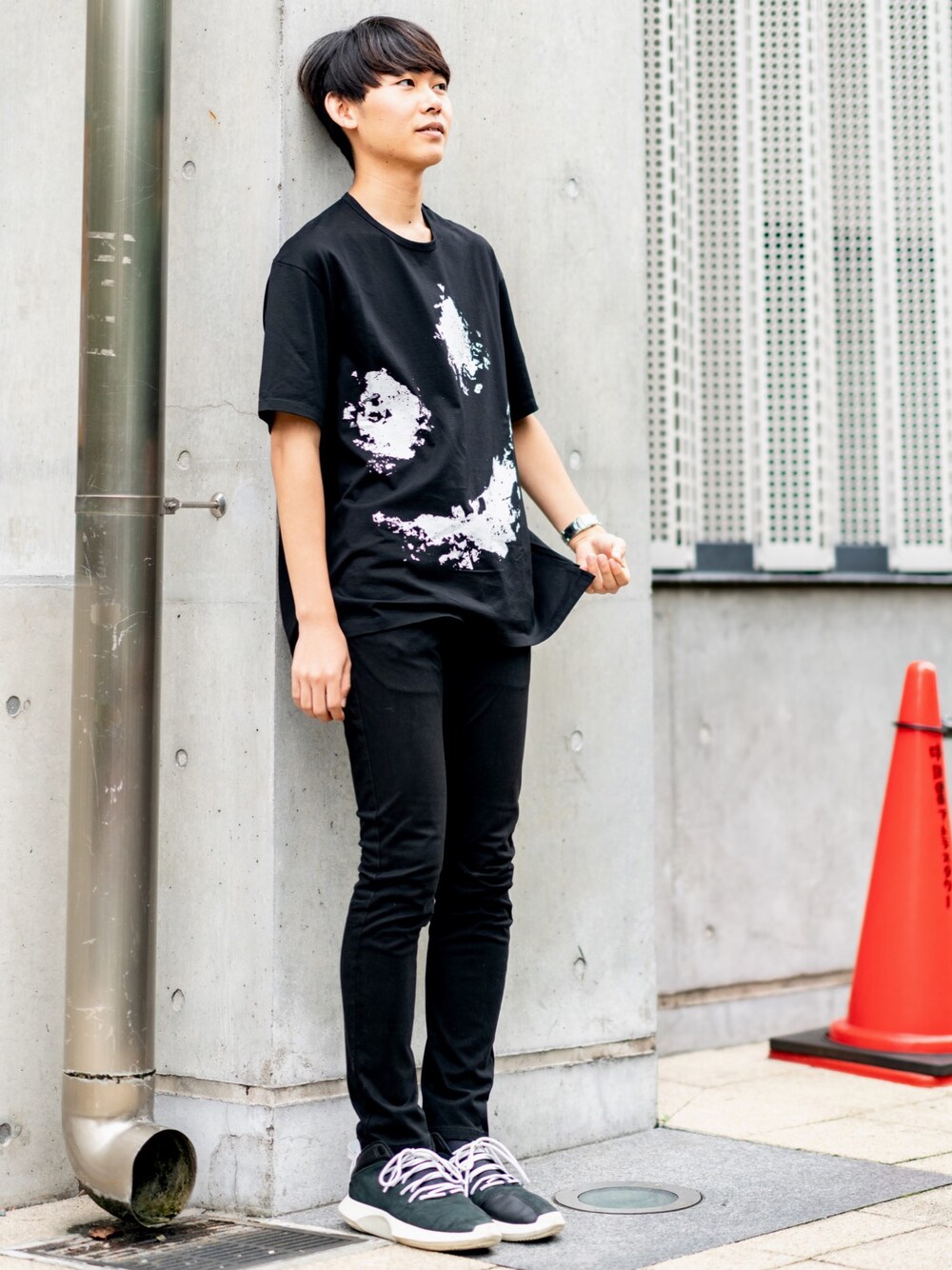 ブラック系のTシャツ/カットソー、ブラック系のその他パンツ、ブラック系のスニーカーを着用したメンズの夏コーディネートの1枚目の写真