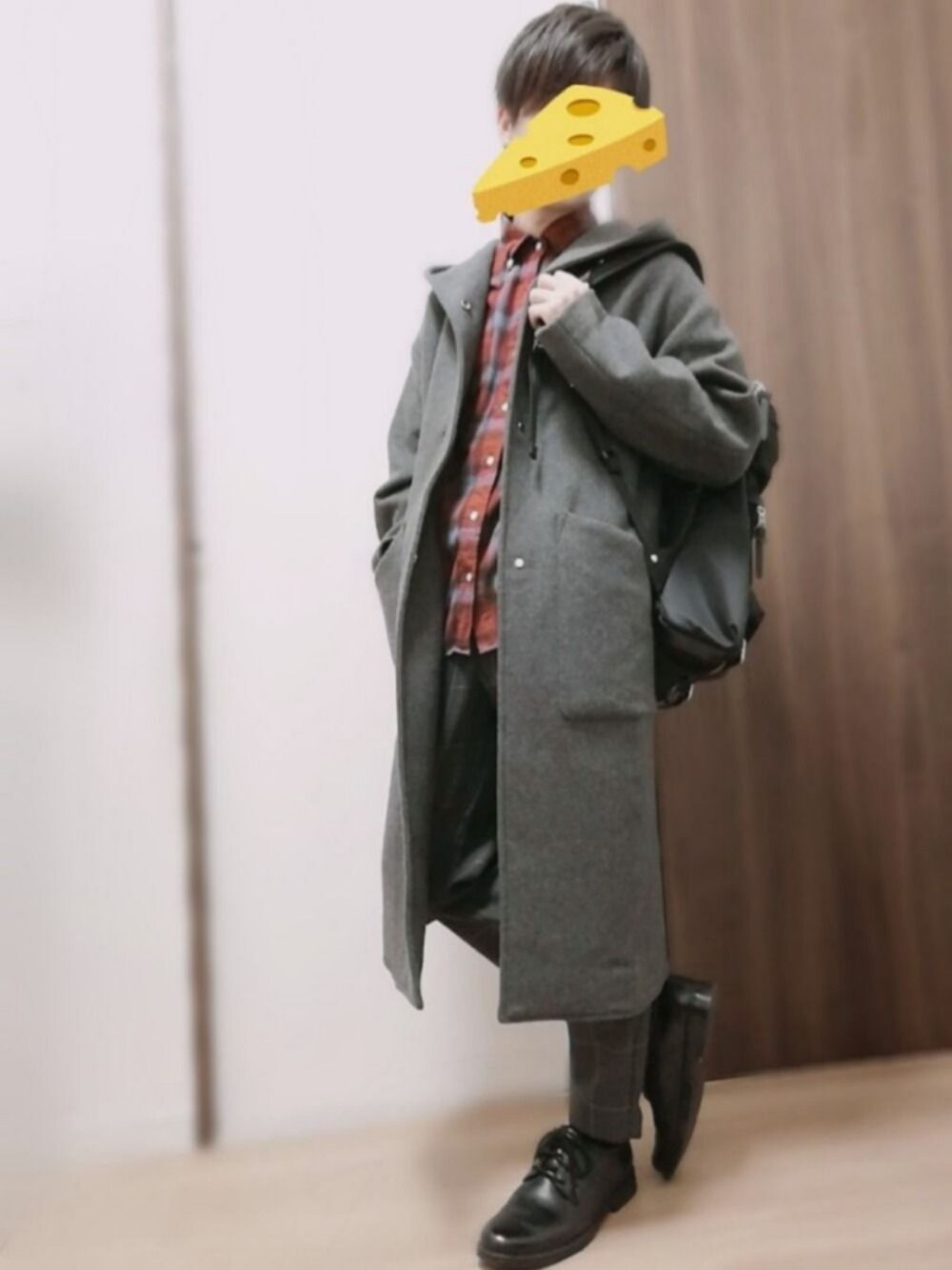 「年末WEAR感謝祭、おしゃれさんと繋がりたい、きれいめカジュアル、チェックパンツ、チェックシャツ、フランネルシャツ、コート、ロングコート、フーデットコート、チーズ」｜「HAREのコート（その他アウター、グレー系）」を使った、にのあ🧀さん（メンズ・169cm）の冬コーディネートの1枚目の写真