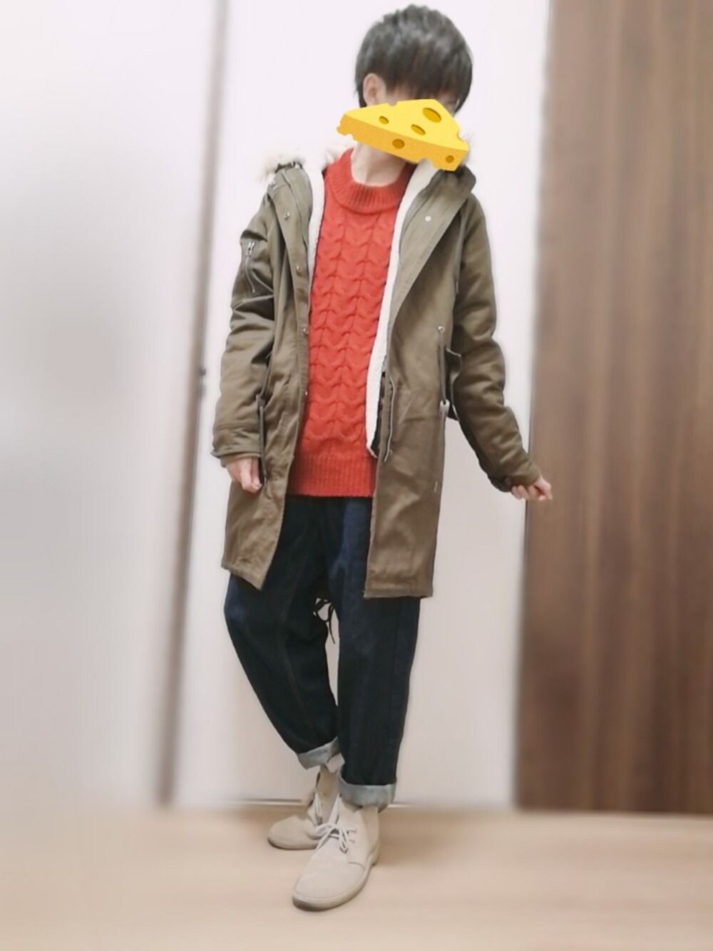 「おしゃれさんと繋がりたい、大人カジュアル、EMMA  CLOTHES、ワイドパンツ、モッズコート、M-51、フィールドコート、ニット、デザートブーツ、チーズ」｜「EMMA CLOTHESのミリタリーツイル 全面裏ボア仕様 ロングモッズコート（モッズコート、グリーン系）」を使った、にのあ🧀さん（メンズ・169cm）の冬コーディネートの1枚目の写真