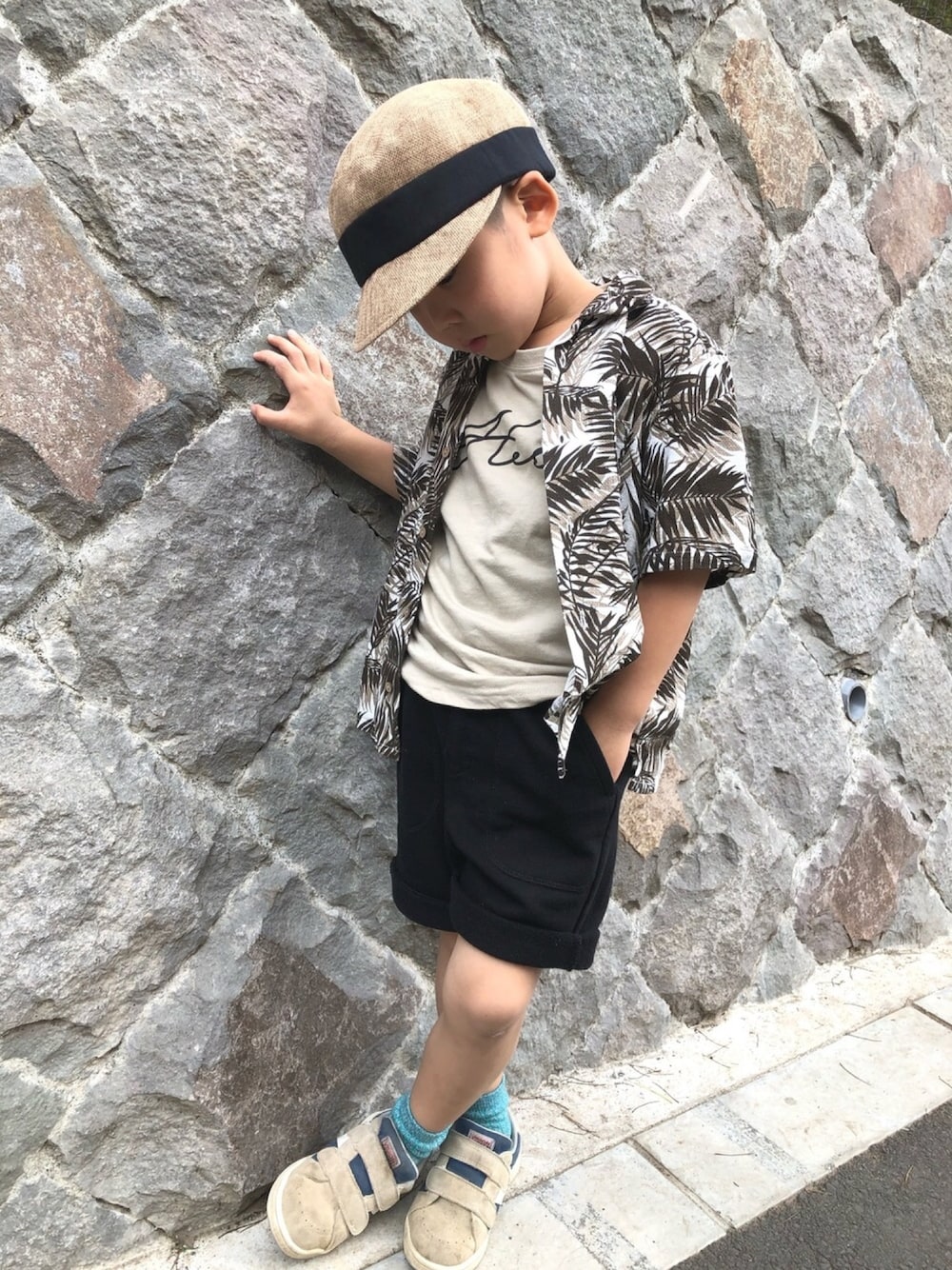 「柄シャツ、シャツスタイル、夏コーデ、キッズコーデ、キッズファッション、男の子、おとこのこ、おしゃれさんと繋がりたい、ハイクハット、アロハシャツ」｜「SEVENDAYS=SUNDAYの・Bリゾート開襟半袖シャツ（シャツ/ブラウス、ブラウン系）」を使った、sereruさん（キッズ・104cm）の夏コーディネートの1枚目の写真