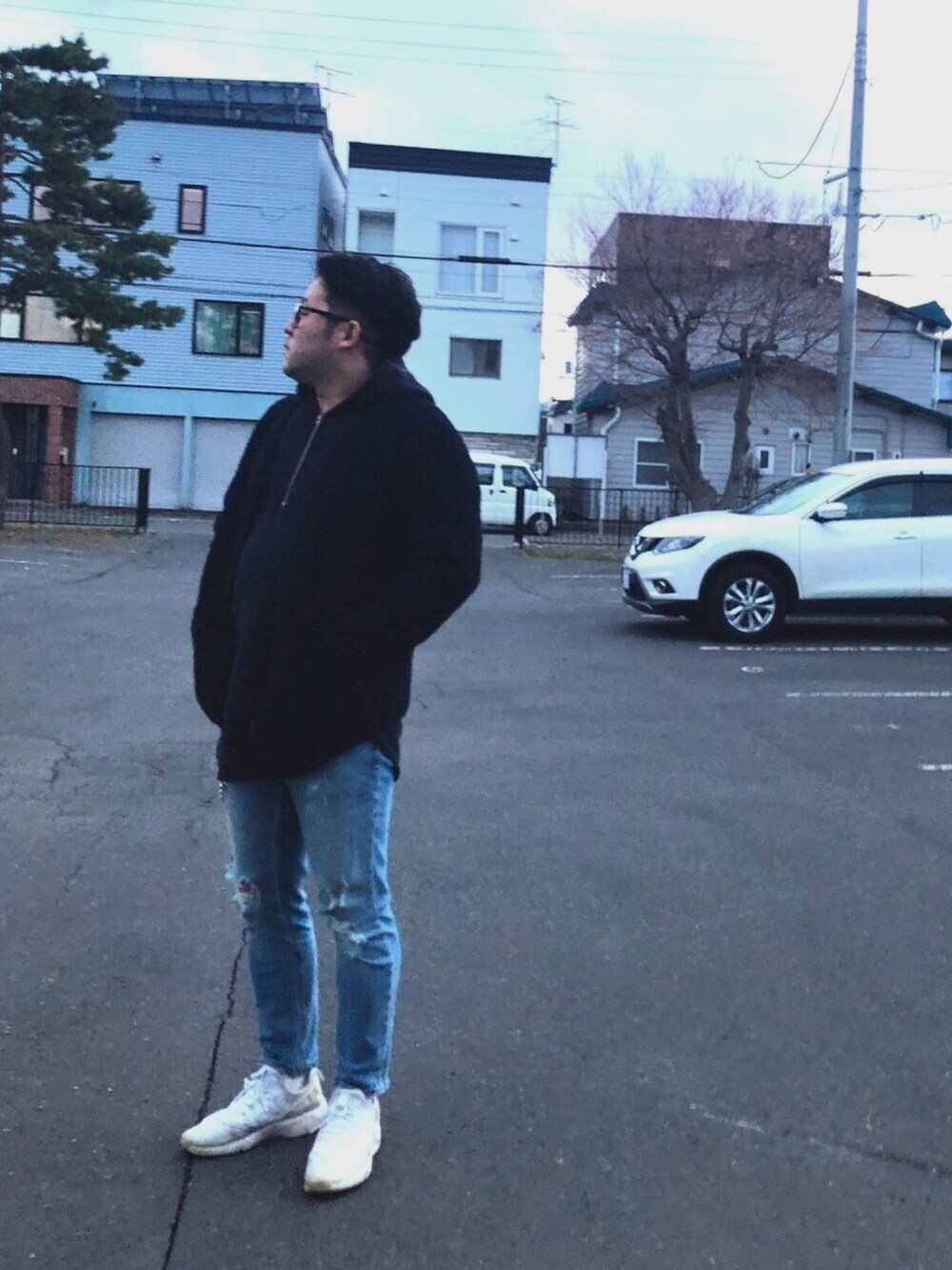 「40代、おじコーデ、ボア、ダメージデニムパンツ」｜「H&Mのアイテム（デニムパンツ、ブルー系）」を使った、KECKさん（メンズ・173cm）の春コーディネートの1枚目の写真