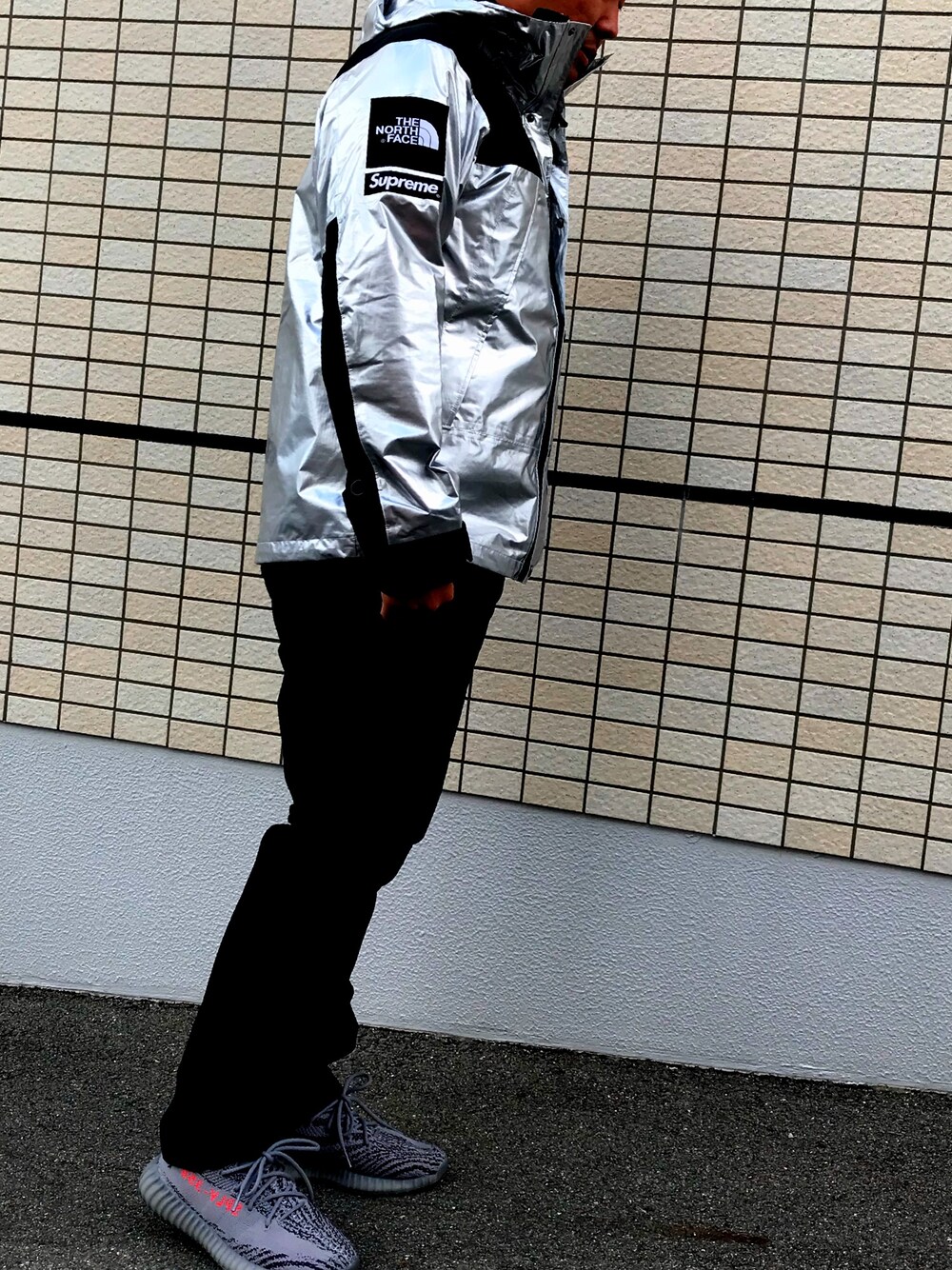 Supreme のマウンテンパーカー（シルバー系）を使った人気ファッション