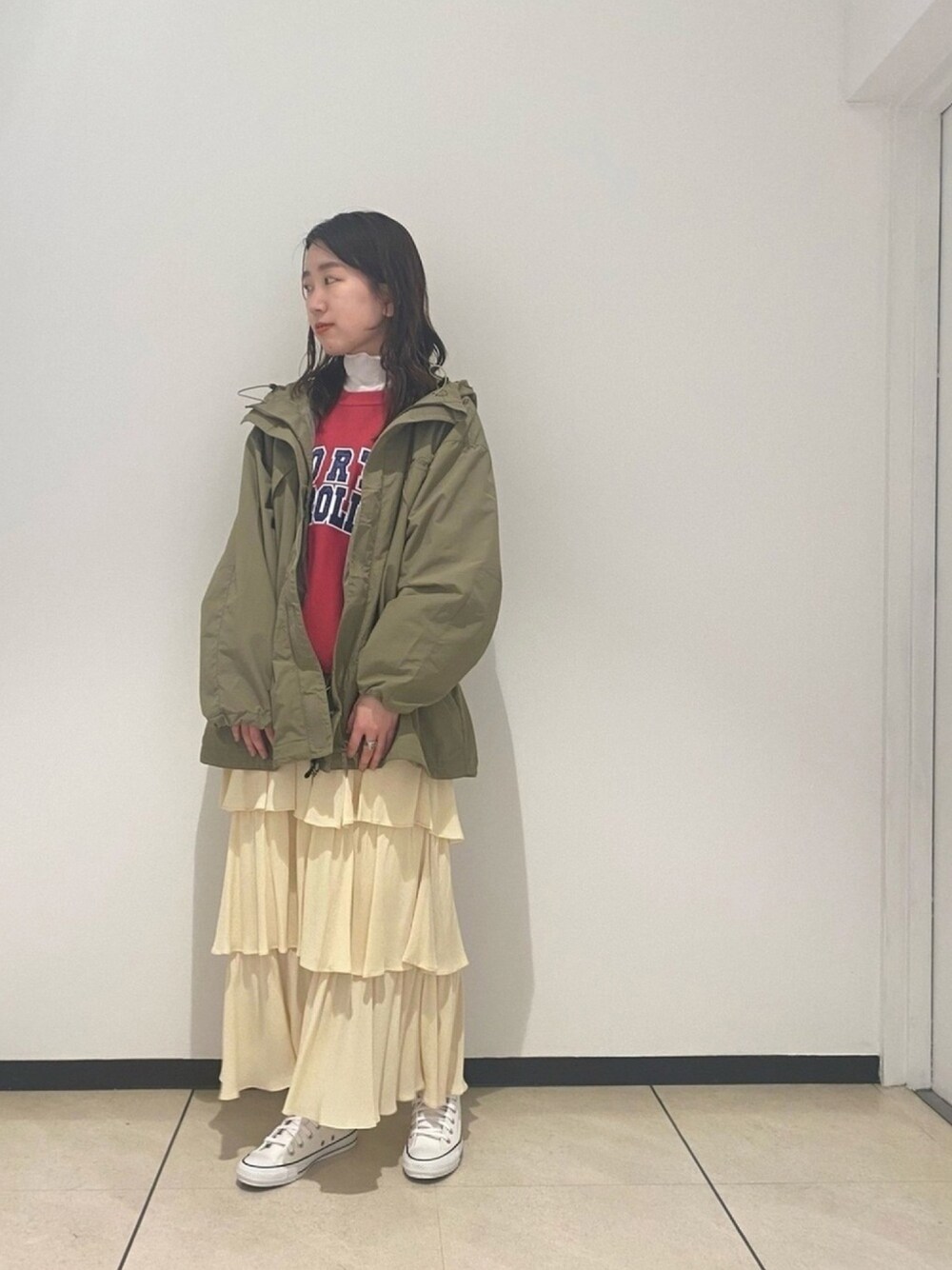 「WILDTHINGS、ナイロンアウター、MADEMOISELLE ROPE、mademoiselle、ミリタリーコーデ、Champion、スウェット、白スニーカー」｜「WILD THINGSのアイテム（ナイロンジャケット、グリーン系）」を使った、moeさん（レディース・165cm）の冬コーディネートの1枚目の写真