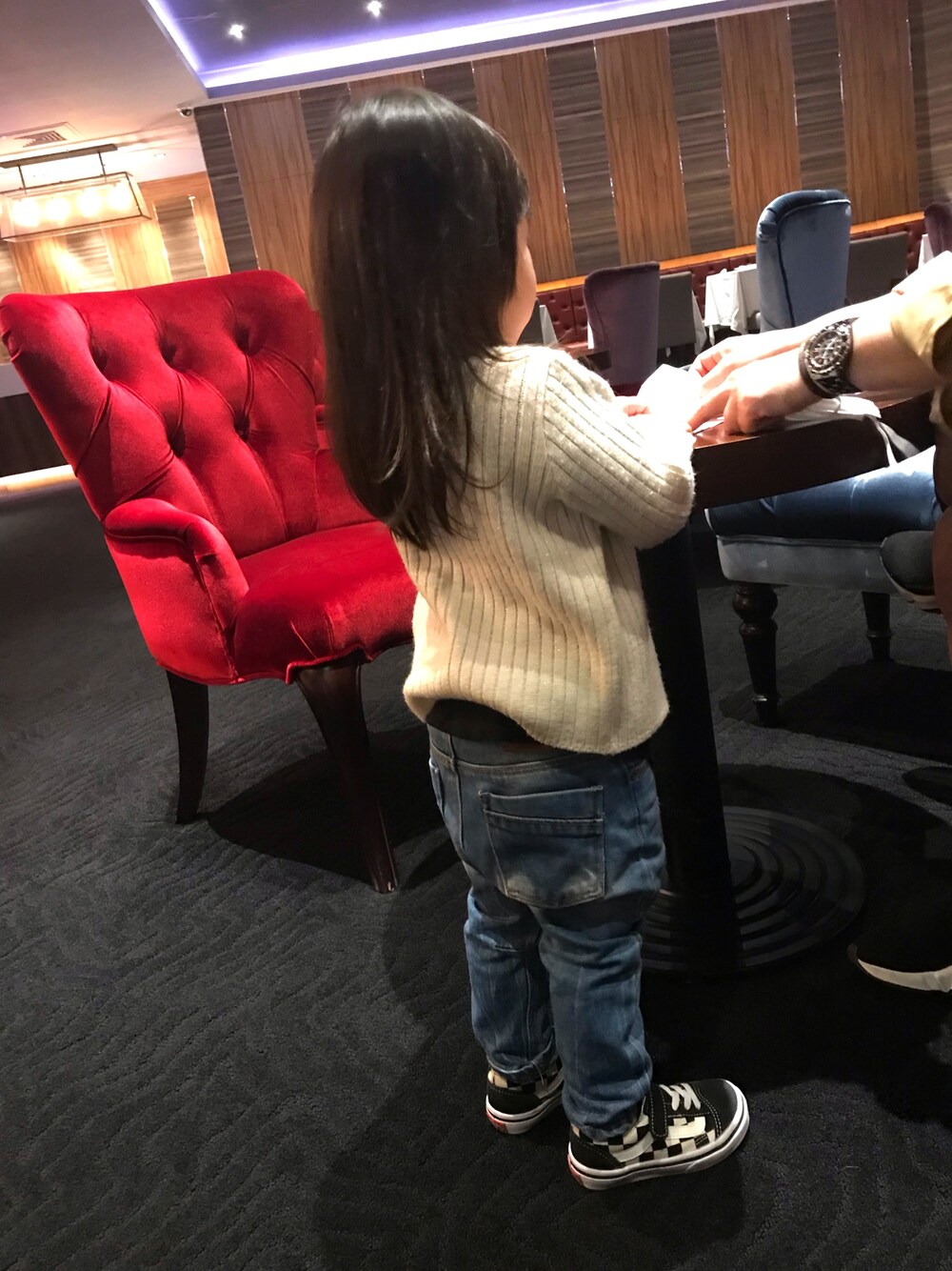 ベージュ系のジャケット/アウターを着用したメンズの春コーディネートの1枚目の写真