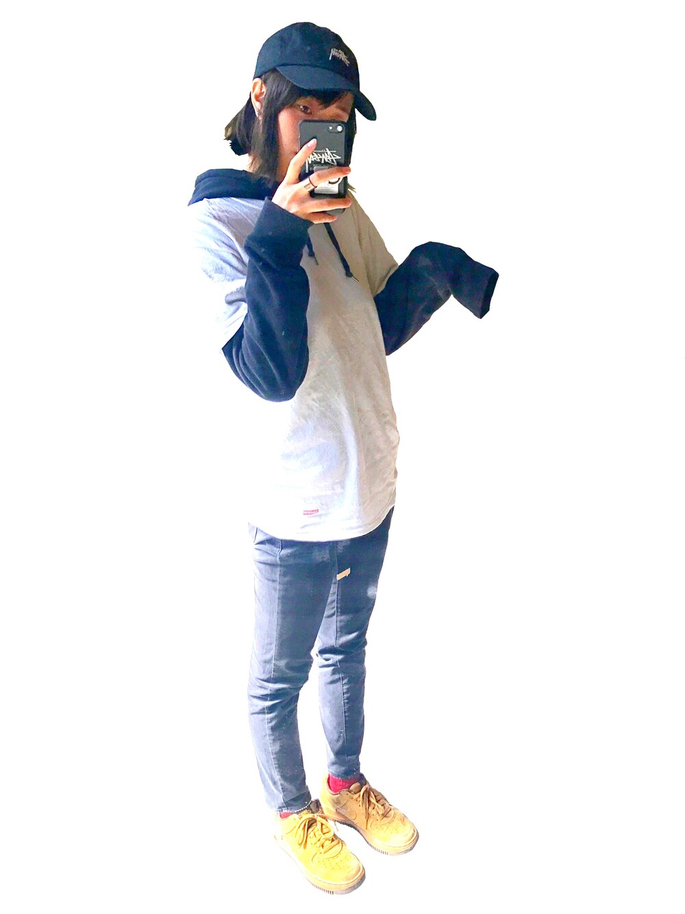 ホワイト系のTシャツ/カットソー、ブラック系のスウェット、ホワイト系のTシャツ/カットソーを着用したレディースの春コーディネートの1枚目の写真