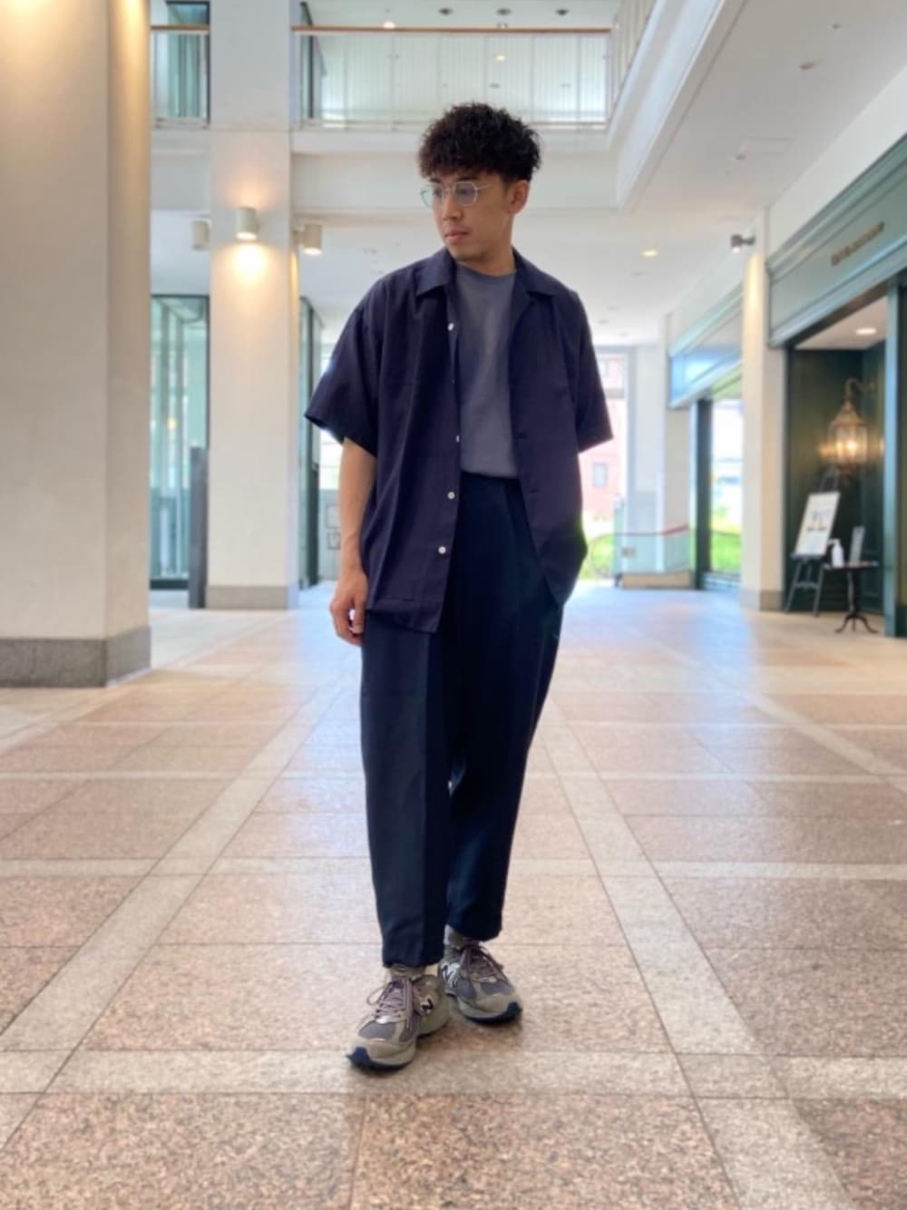 「スニーカー、シャツ/ブラウス、Tシャツ/カットソー」｜「BLANC..の＜BLANC（ブラン）＞UASP B0028/サングラス†（サングラス、グリーン系）」を使った、012347ytさん（メンズ・170cm）の春コーディネートの1枚目の写真