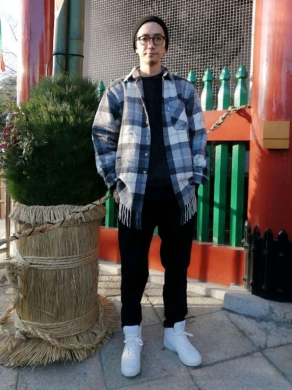 ブラック系のシャツ/ブラウス、ブラック系のスウェット、ブラック系のパンツを着用したメンズの冬コーディネートの1枚目の写真