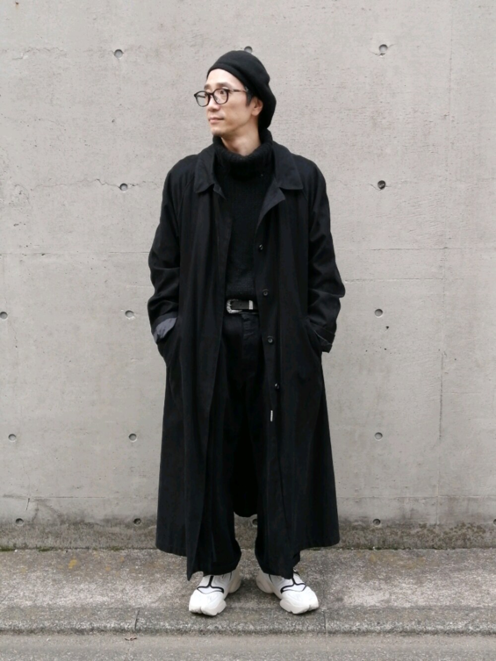 「冬コーデ、ワイドパンツ、タックイン、大人カジュアル、ロングコート、ブラックコーデ、デニムパンツ、スニーカー、シンプルコーデ、黒」｜「LONDONFOGのアイテム（ジャケット/アウター、ブラック系）」を使った、kmさん（メンズ・173cm）の冬コーディネートの1枚目の写真
