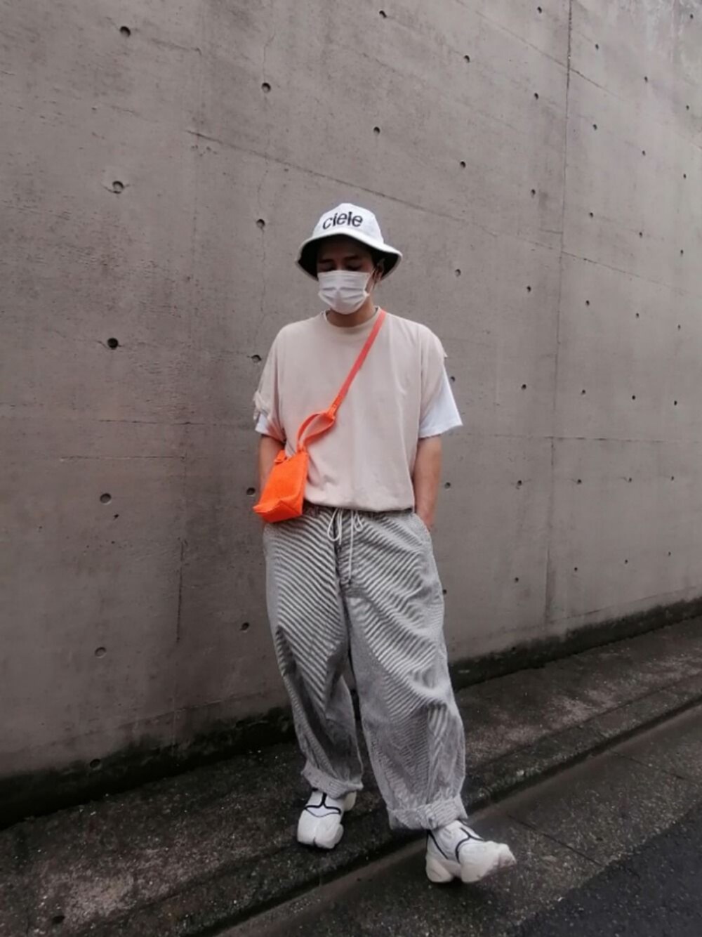 ベージュ系のTシャツ/カットソー、ホワイト系のTシャツ/カットソー、ホワイト系のパンツを着用したメンズの夏コーディネートの1枚目の写真