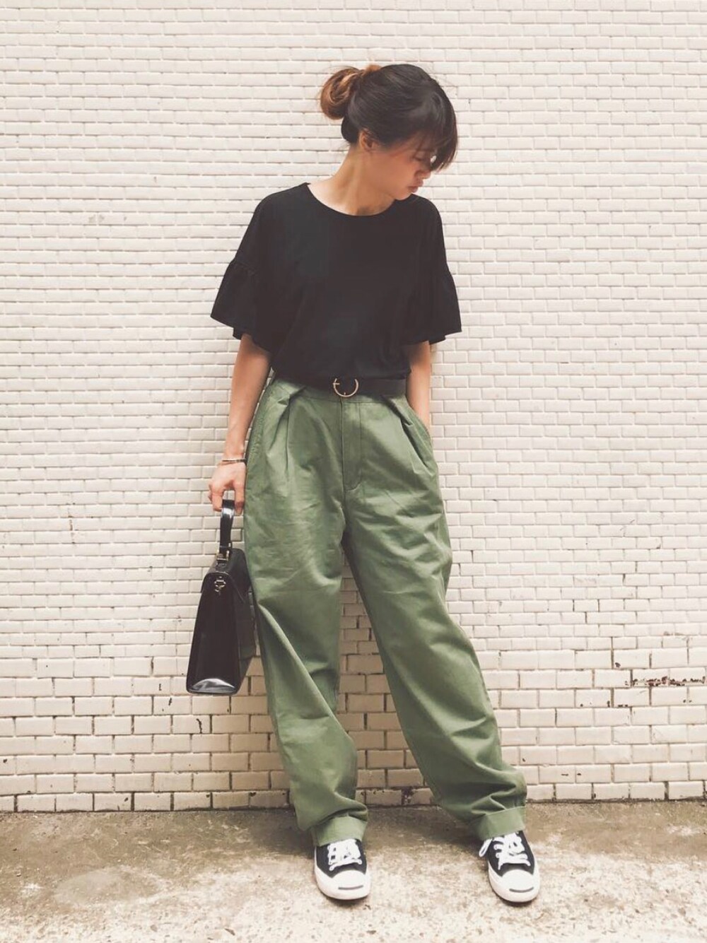 「UNIQLOのアイテム（Tシャツ/カットソー、ブラック系）」を使った、Sunnyさん（レディース・156cm）の秋コーディネートの1枚目の写真