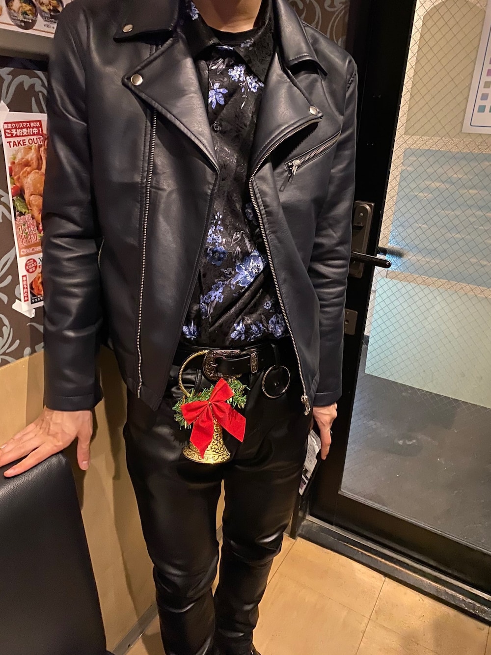 「クリスマス、柄シャツ、ライダース、レザーパンツ、ベル、クリスマスパーティー」｜「JUNREDの【KEI×JUNRed】 リュクスサテンレトロシャツ（シャツ/ブラウス、ブラック系）」を使った、devikurokunさん（メンズ・173cm）の冬コーディネートの1枚目の写真