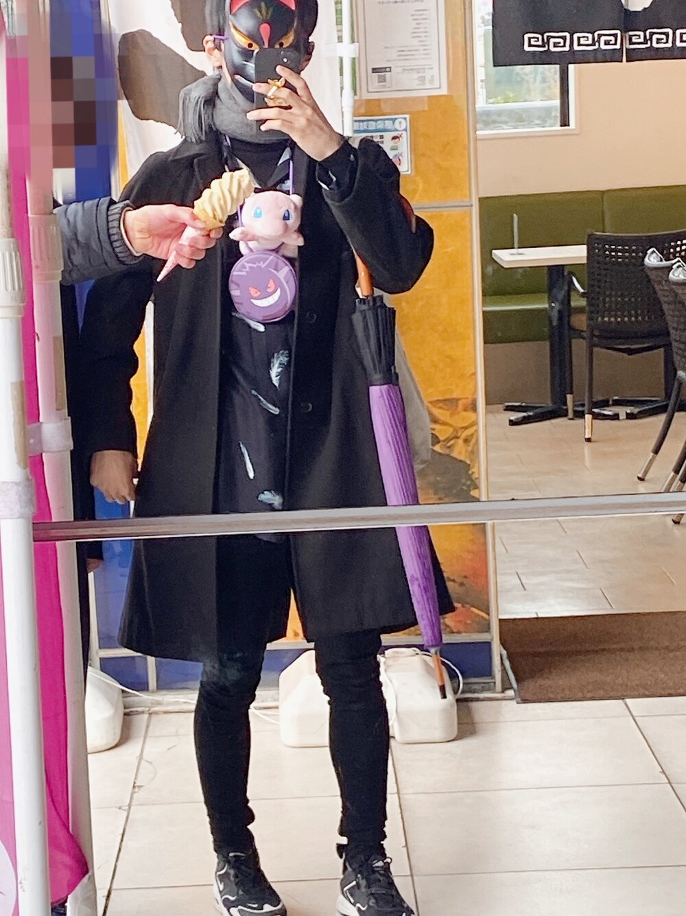 「柄シャツ、旅行、山登りスタイル、雨の日コーデ、古着、スキニー、チェスターコート、ランニングシューズ、マフラー、お面」｜「URBAN RESEARCHのアイテム（チェスターコート、ブラック系）」を使った、devikurokunさん（メンズ・173cm）の冬コーディネートの1枚目の写真