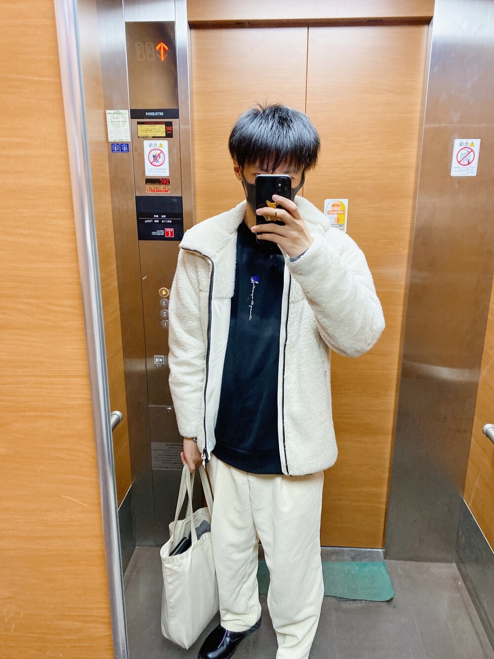 「スウェット、ボアパーカー、ボアジャケット、テーパードパンツ、ドレスシューズ、シンプルコーデ、ビックシルエット、冬コーデ、UNIQLO、ホワイト」｜「WESTSEAのビッグシルエット バラ刺繍 ストレッチ裏起毛 クルーネックトレーナー（スウェット、ブラック系）」を使った、devikurokunさん（メンズ・173cm）の冬コーディネートの1枚目の写真