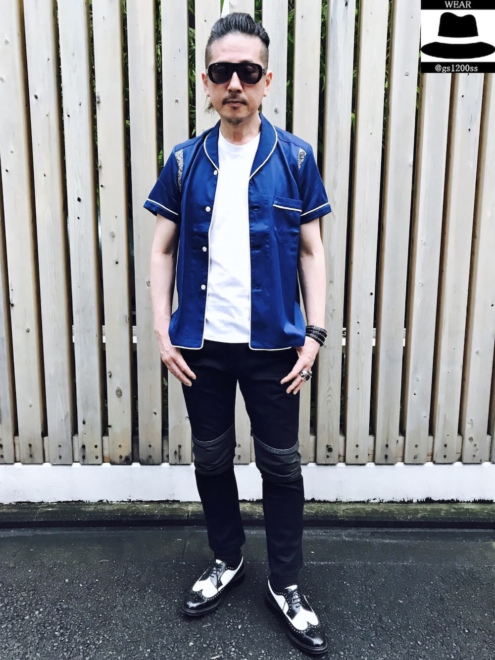 「デニム、アメカジ、ロック、ウィングチップシューズ、黒スキニー、白Tシャツ、ボーリングシャツ、ロカビリー、オープンカラーシャツ、開襟シャツ」｜「SASQUATCHfabrix.のボーリングシャツ（シャツ/ブラウス、ブルー系）」を使った、YasushiImanishiさん（メンズ・168cm）の夏コーディネートの1枚目の写真