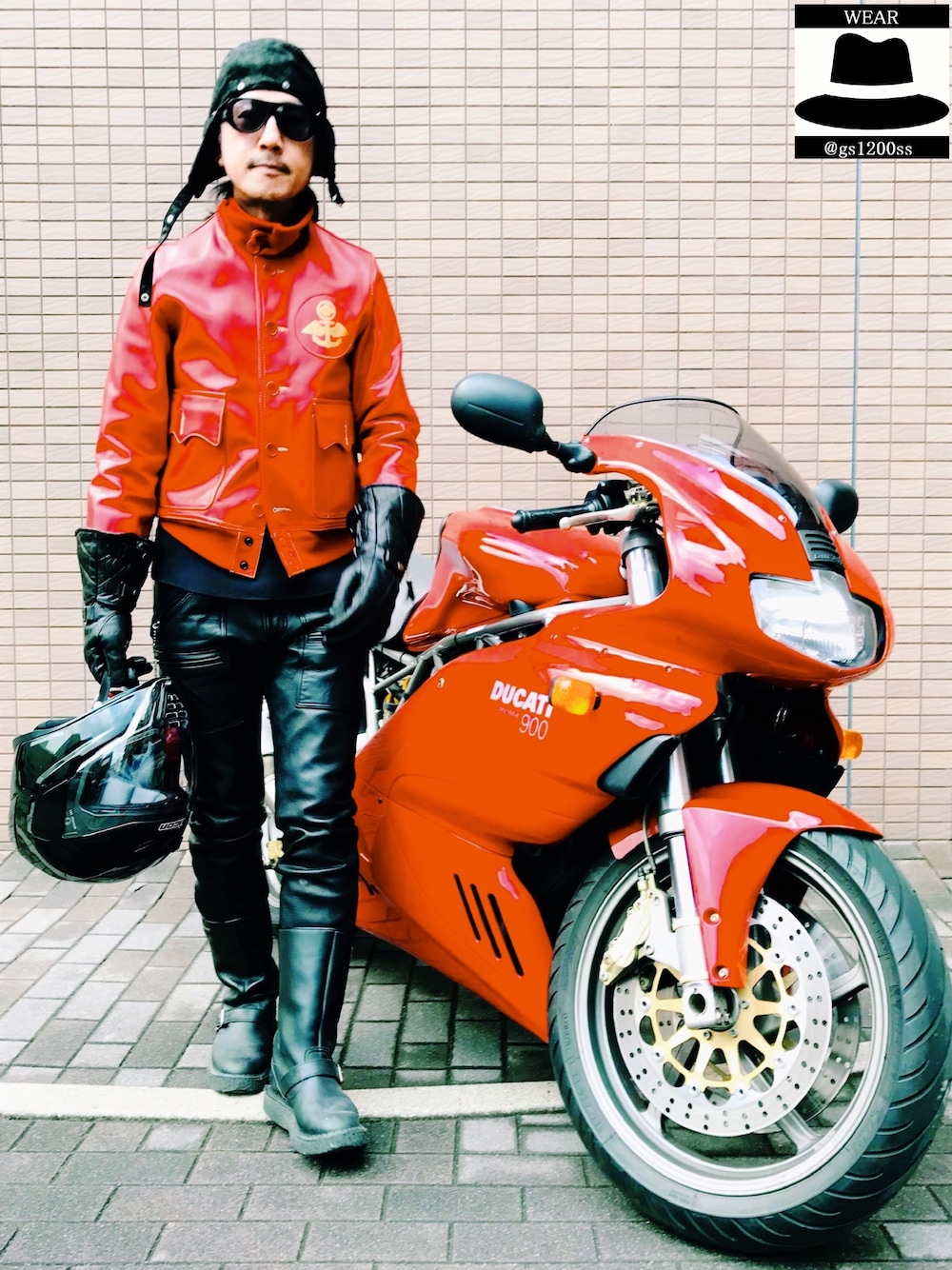 レッド系のミリタリージャケット、ブラック系のその他パンツ、ブラック系のブーツを着用したメンズの冬コーディネートの1枚目の写真