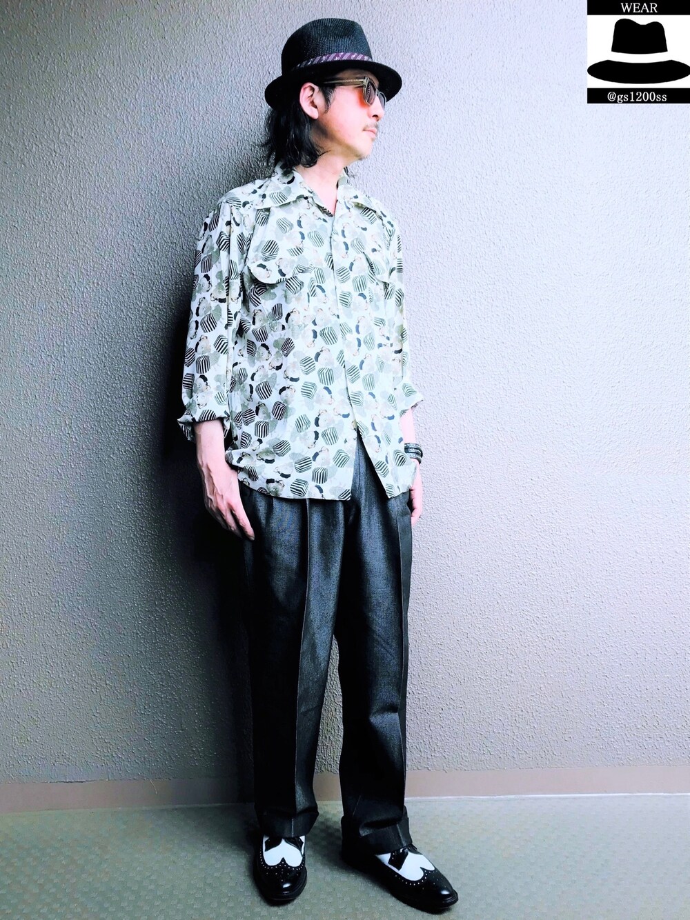 「シャツ、柄シャツ、スラックス、サングラス、ウィングチップシューズ、ストローハット、麦わら帽子、オープンカラーシャツ、開襟シャツ、シャツ好き集まれ」｜「EVISUのオープンカラーシャツ（シャツ/ブラウス、ホワイト系）」を使った、YasushiImanishiさん（メンズ・168cm）の夏コーディネートの1枚目の写真
