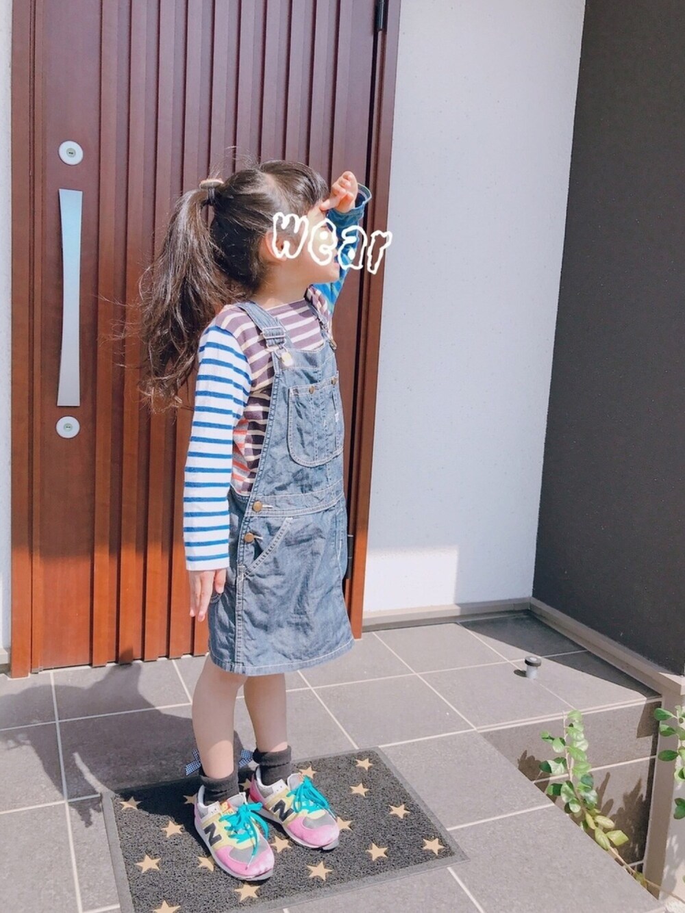 「キッズコーデ、DENIM DUNGAREE、春コーデ、キッズファッション、ボーダー、New Balance、デニム、LEE、平成最後のWEARISTAセンバツ」｜「LeeのLee/リー  OVERALL SKIRT                  （ジャンパースカート、ブルー系）」を使った、S♡Yさん（キッズ・110cm）の春コーディネートの1枚目の写真