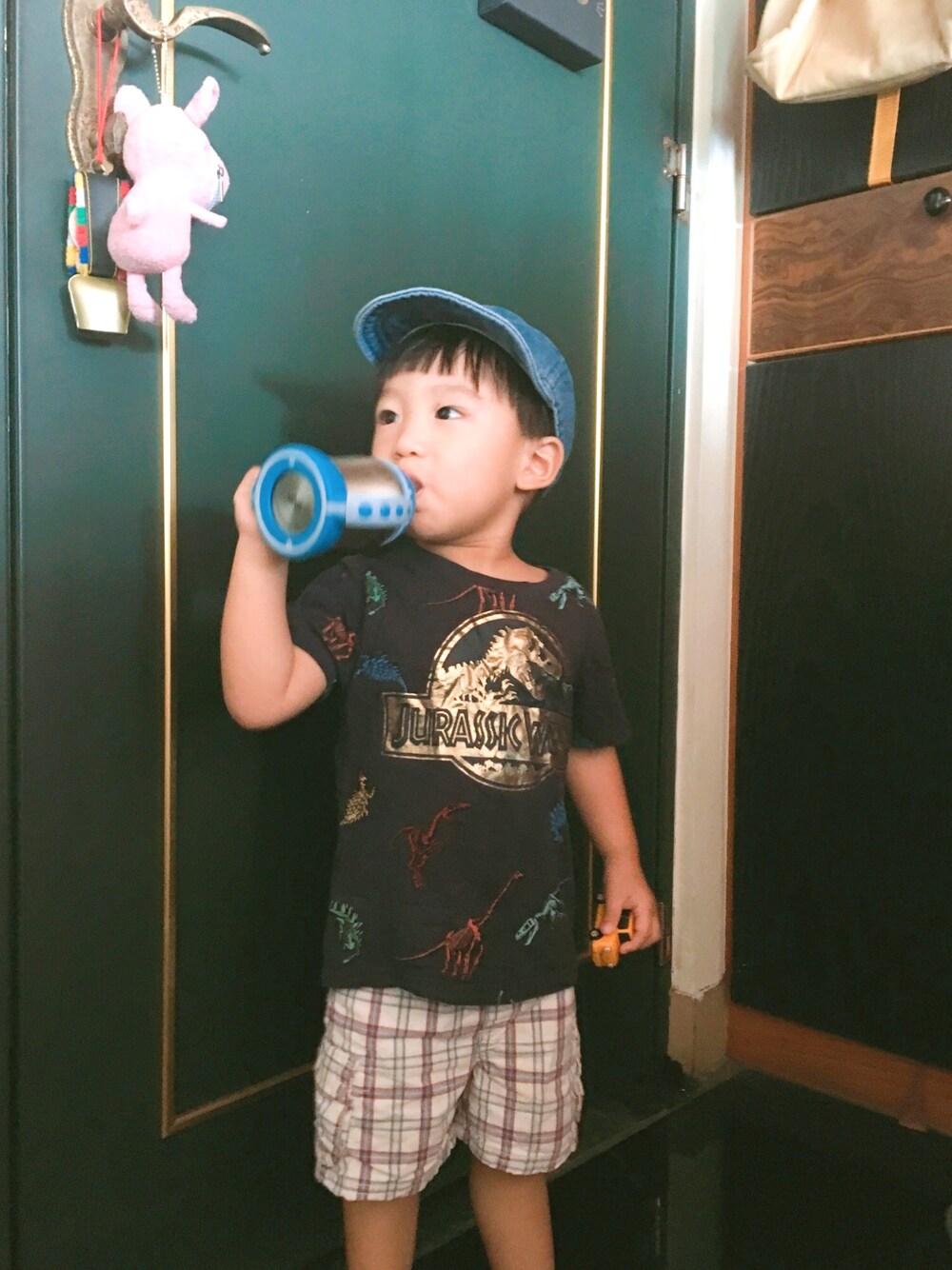 ブルー系の帽子を着用したキッズの秋コーディネートの1枚目の写真