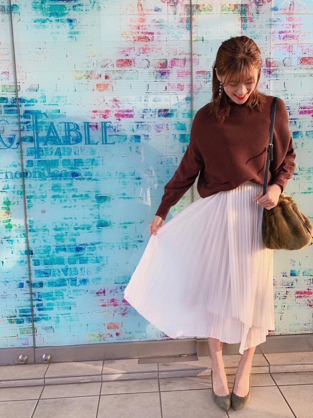「スカート、休日、デート、晴れ、寒い、女子会、le.coeur blanc、ルクールブラン、ブラウンカラー」｜「le.coeur blancのスエードポインテッド（パンプス、グリーン系）」を使った、ルクールブラン錦糸町テルミナ店スタッフさん（レディース・166cm）の秋コーディネートの1枚目の写真