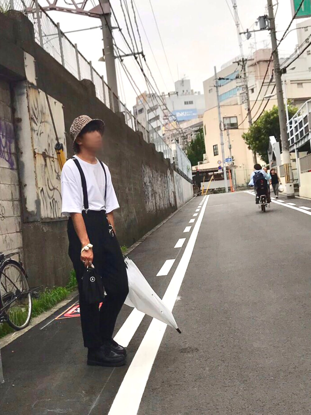 「夏、バケットハット、レオパード、サスペンダー、ビッグT、タックイン、白Tシャツ、小結バック、おしゃれさんと繋がりたい」｜「G-STAR RAWのアイテム（ドレスシューズ、ブラック系）」を使った、taTsuyaさん（メンズ・170cm）の夏コーディネートの1枚目の写真
