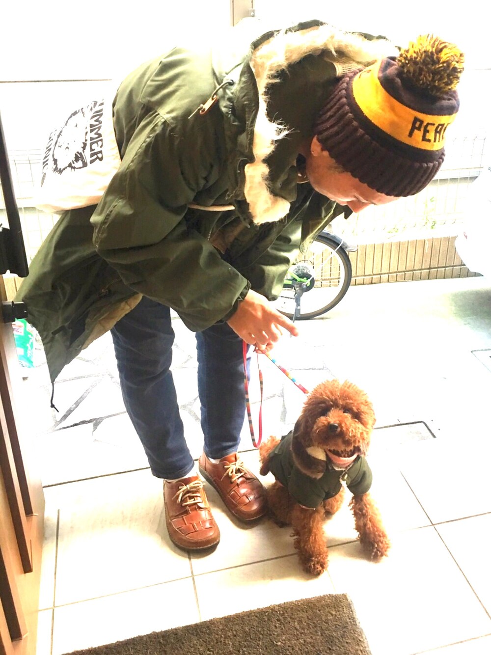 「冬、カジュアル、M65、birkenstock、Levi's、トイプードル、さんぽ、コート、ジャケット」｜「80's M-65のアイテム（ミリタリージャケット、グリーン系）」を使った、Coffyさん（メンズ・170cm）の冬コーディネートの1枚目の写真
