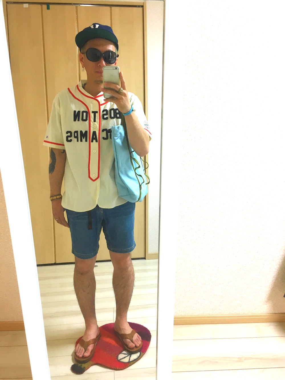 「休日スタイル、シンプル、デニム、Champion、GRAMICCI、TOMFORD、大人カジュアル、夏、ランチ」｜「EBBETS FIELD FLANNELSのEBBETS FIELD FLANNELS: 6パネル ソリッド ベースボールキャップ（キャップ、ブルー系）」を使った、Coffyさん（メンズ・170cm）の春コーディネートの1枚目の写真