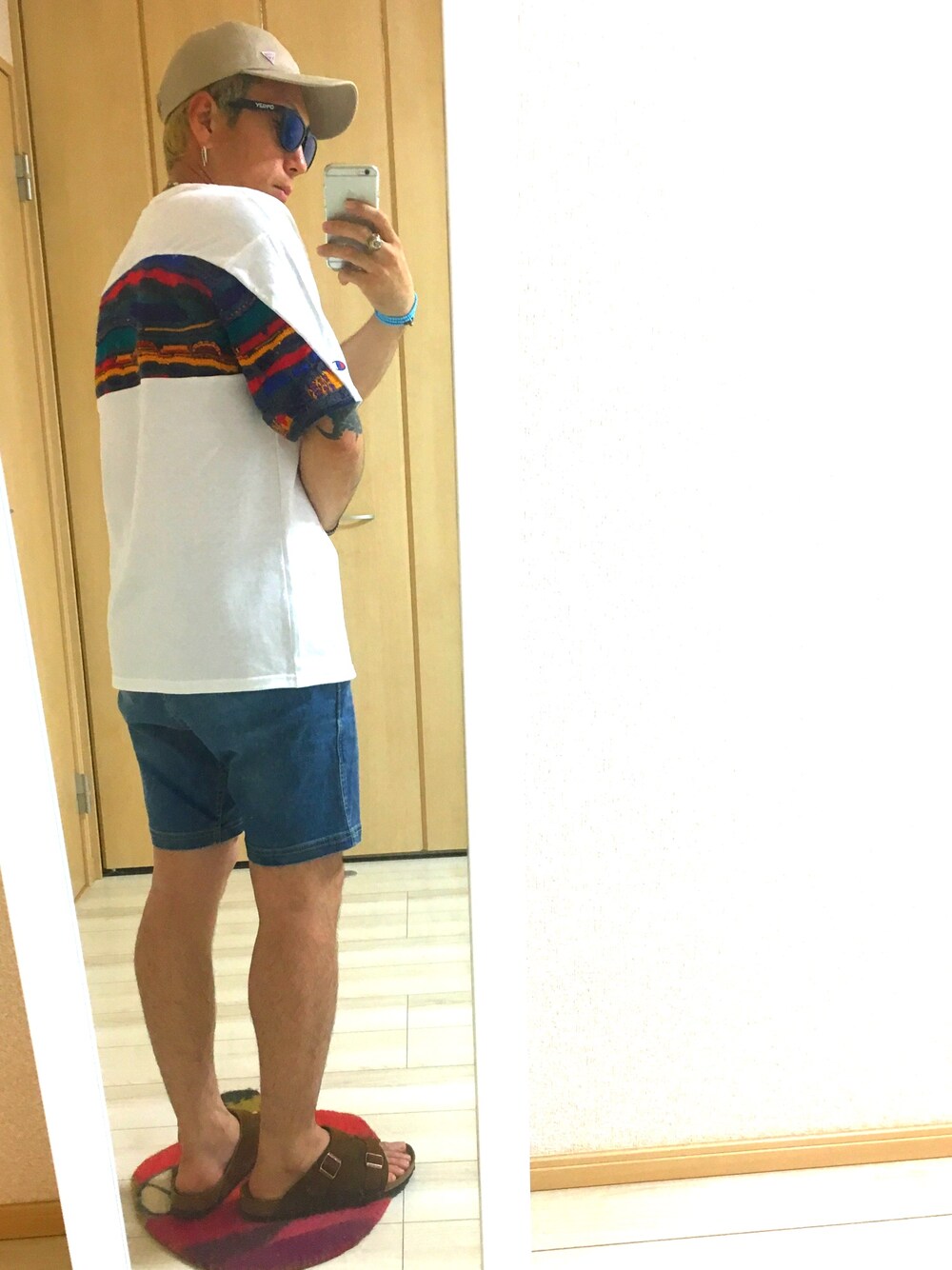 ホワイト系のTシャツ/カットソー、ブルー系のその他パンツ、ブラウン系のサンダルを着用したメンズの夏コーディネートの1枚目の写真