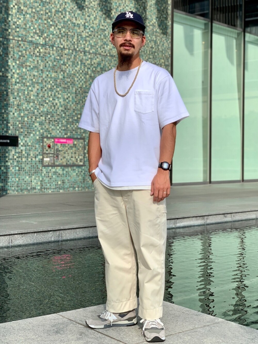 ホワイト系のTシャツ/カットソー、ホワイト系のその他パンツ、グレー系のスニーカーを着用したメンズの春コーディネートの1枚目の写真