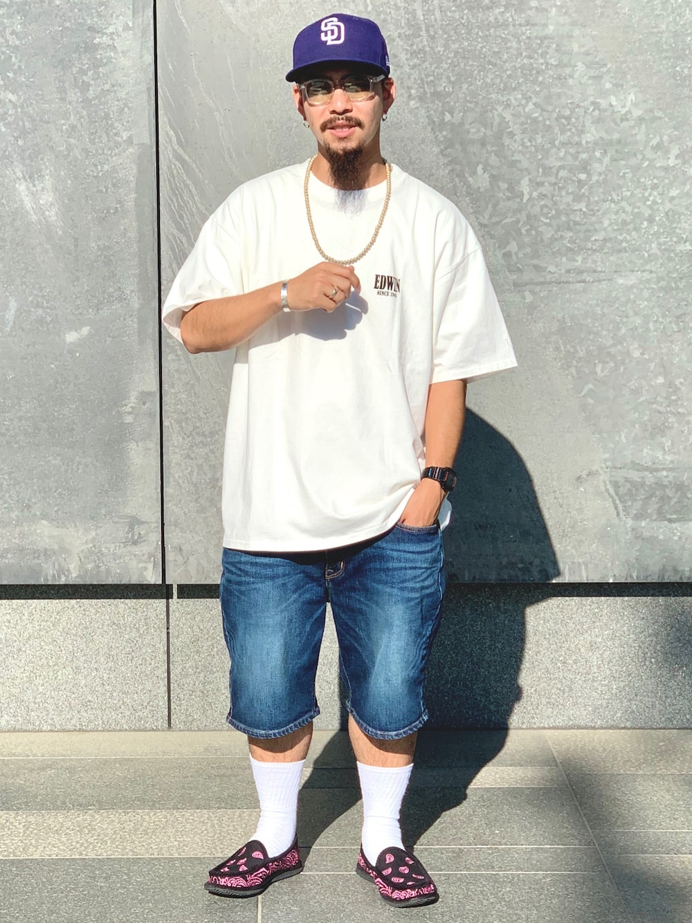 ブルー系のその他パンツ、ピンク系のスニーカー、ホワイト系のTシャツ/カットソーを着用したメンズの春コーディネートの1枚目の写真