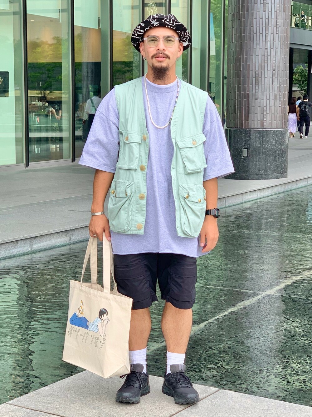 ブラック系のシューズ、ブラック系のその他パンツ、グレー系のTシャツ/カットソーを着用したメンズの夏コーディネートの1枚目の写真