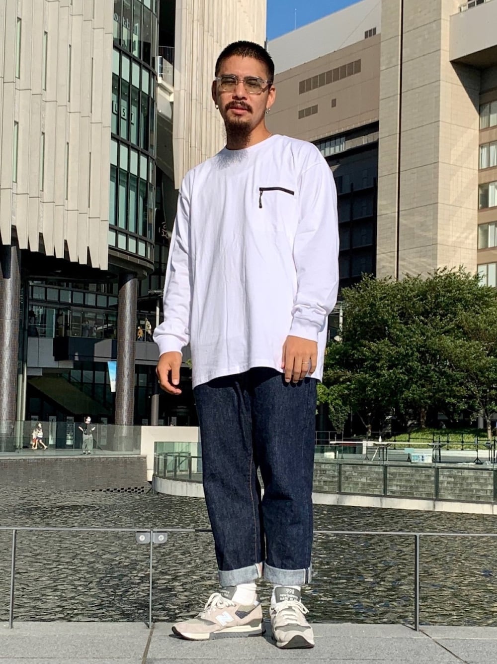 「サングラス、秋服準備はじめました、デニムパンツ、ストリート、オーバーサイズ、ロンT、ニューバランス、スニーカー」｜「NEW BALANCEのM998（スニーカー、グレー系）」を使った、Bamba Paripariさん（メンズ・168cm）の夏コーディネートの1枚目の写真
