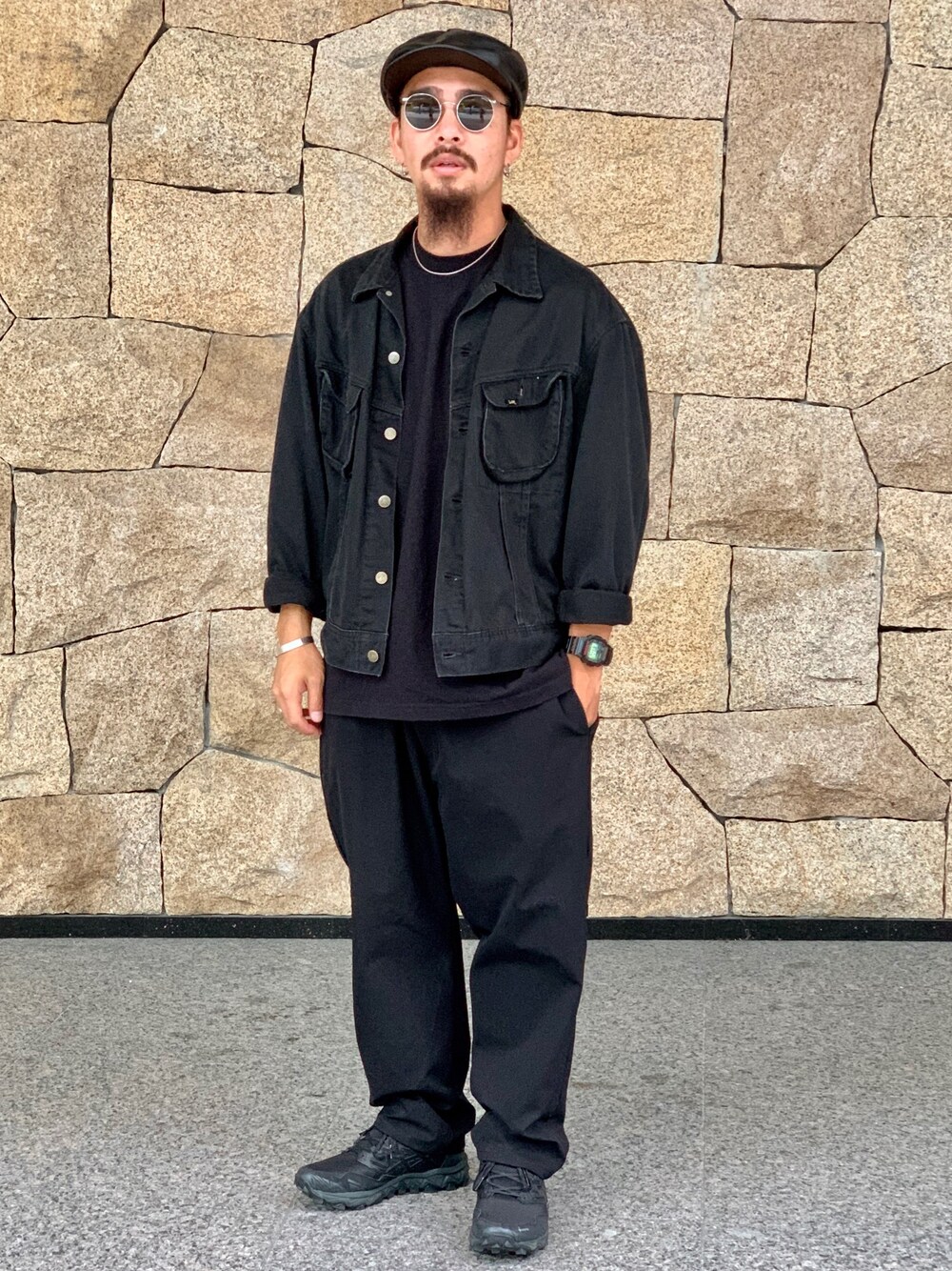 「スタッフセンバツ、秋コーデ、ワントーンコーデ、オーバーサイズ、オールブラック、秋服準備はじめました、レザー、シェフパンツ」｜「ASICSのGEL-FUJITRABUCO 8 G-TX（シューズ、ブラック系）」を使った、Bamba Paripariさん（メンズ・168cm）の秋コーディネートの1枚目の写真