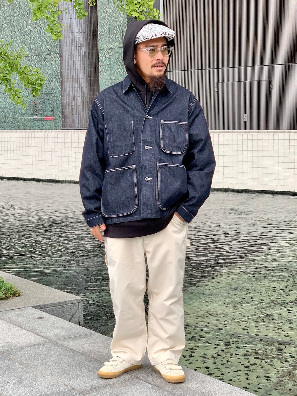 ホワイト系のスニーカー、ホワイト系のその他パンツ、ブルー系のジャケット/アウターを着用したメンズの秋コーディネートの1枚目の写真