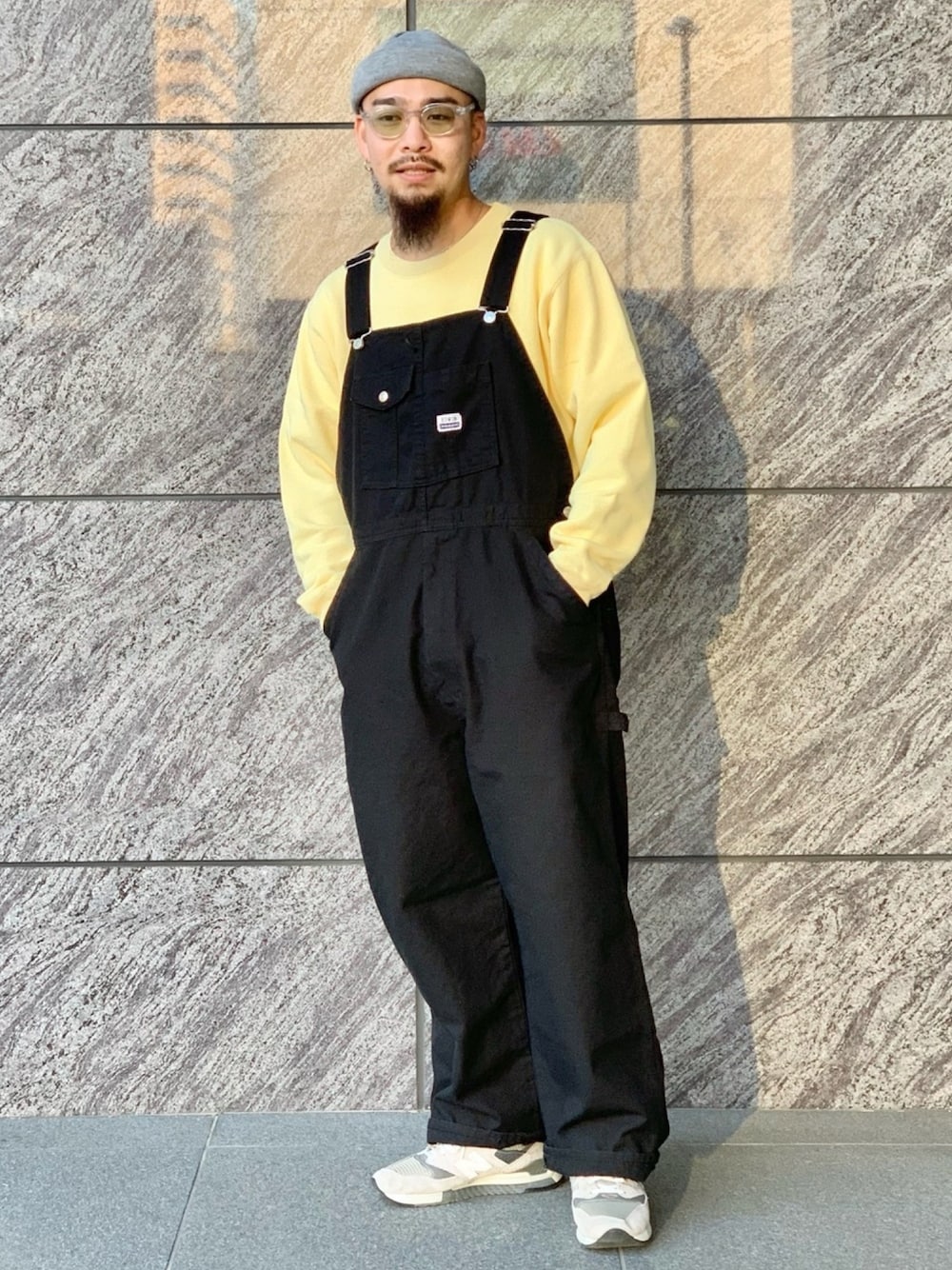 「私の推しブランド、オーバーオール、グレー、ミリタリー、メガネ男子、ワイドパンツ、ストリート」｜「NEW BALANCEのM998（スニーカー、グレー系）」を使った、Bamba Paripariさん（メンズ・168cm）の冬コーディネートの1枚目の写真
