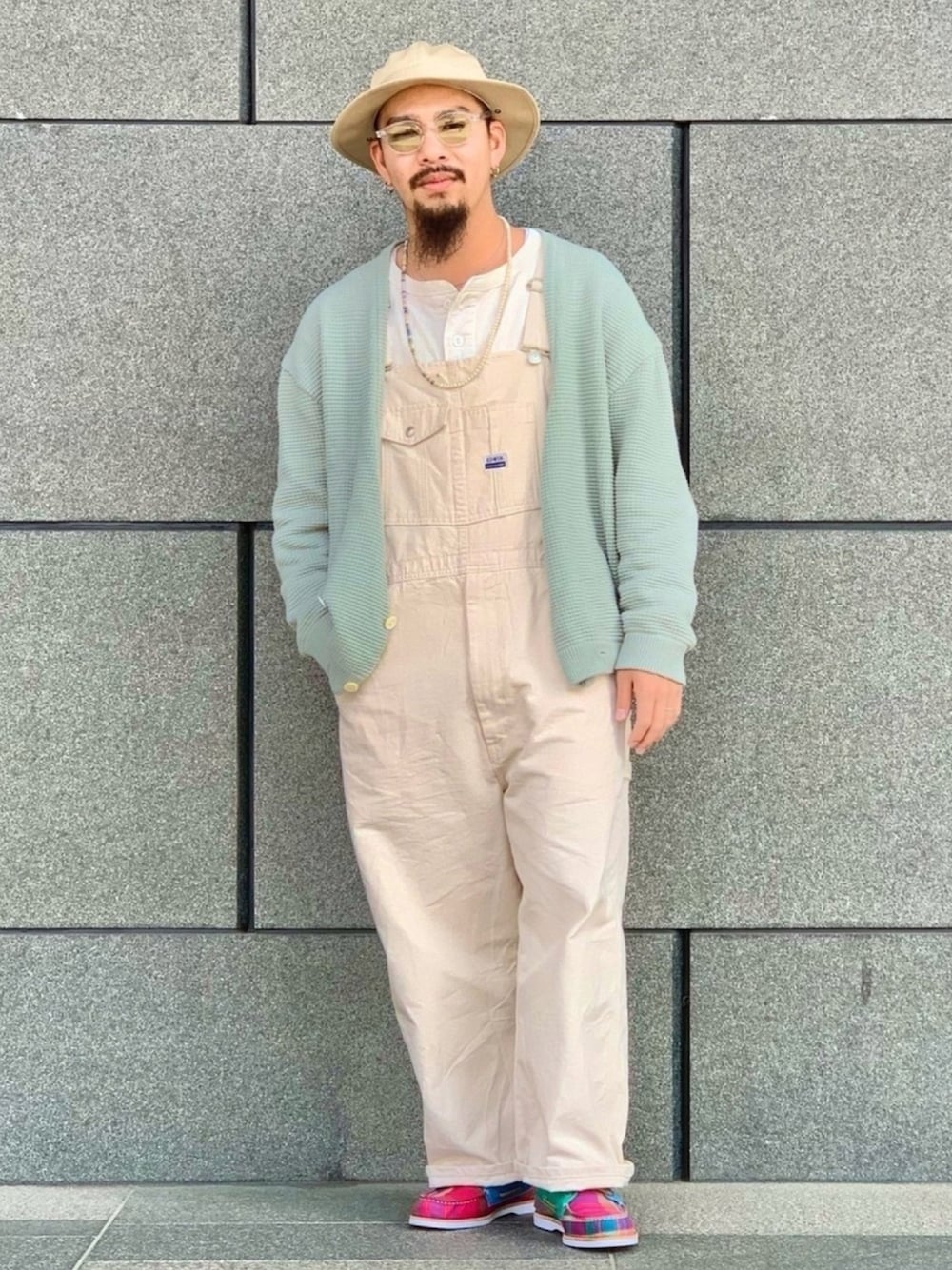 「春めきシューズ、春コーデ、ビッグシルエット、オーバーオール、淡色コーデ、パステル映える春、レースアップシューズ、休日スタイル、春服、カーディガン」｜「Sperry Top-Siderの【SPERY TOPSIDER/スペリートップサイダー】SPERY-3 EYEPLAID CHECK/デッキシューズ/国内限定/エクスクルーシブ（スニーカー、その他）」を使った、Bamba Paripariさん（メンズ・168cm）の春コーディネートの1枚目の写真