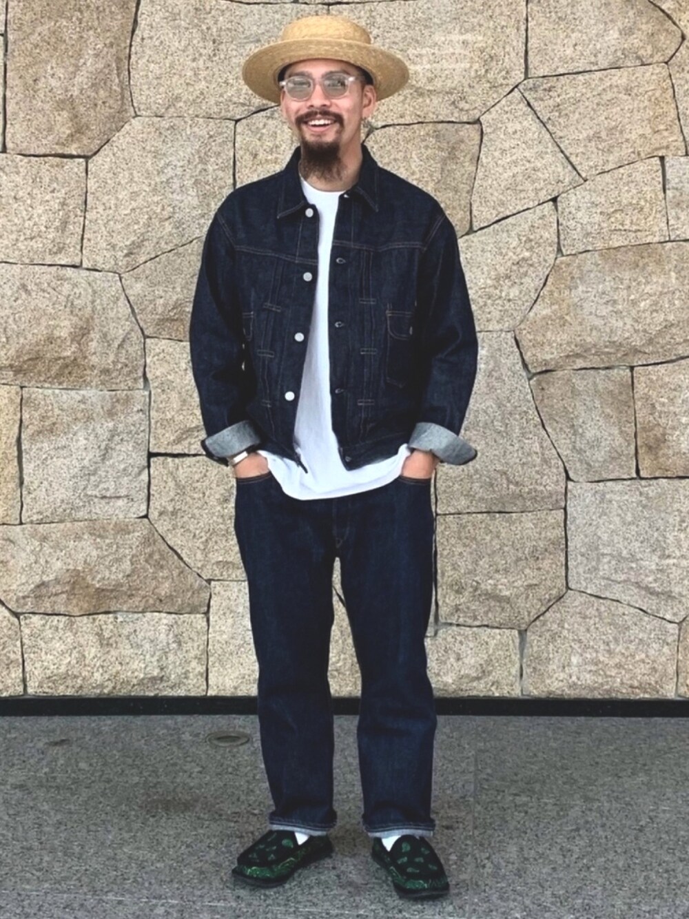 「カジュアル、EDWIN、デニム、デニムパンツ、デニムジャケット、春コーデ、デニムオンデニム、白Tシャツ、セットアップ」｜「EDWINのアイテム（デニムパンツ、ブルー系）」を使った、Bamba Paripariさん（メンズ・168cm）の春コーディネートの1枚目の写真