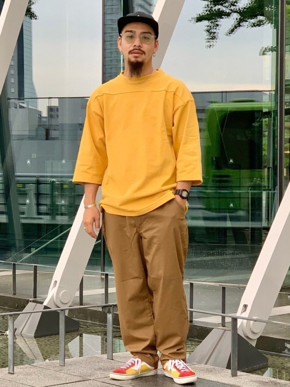 イエロー系のスニーカー、イエロー系のTシャツ/カットソー、その他のアクセサリーを着用したメンズの春コーディネートの1枚目の写真